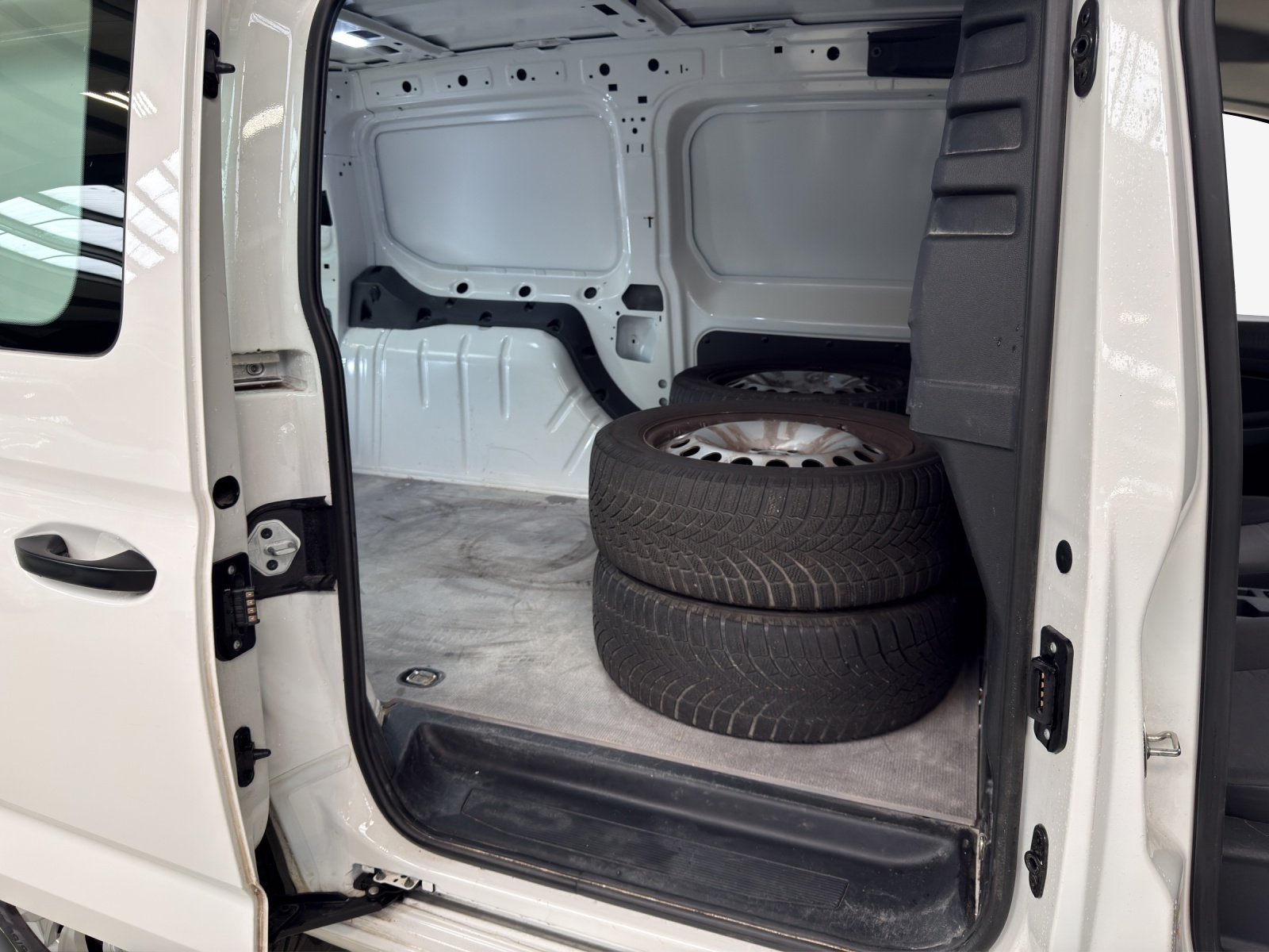 VW Caddy Cargo 2.0TDI Maxi 4Motion-image-11