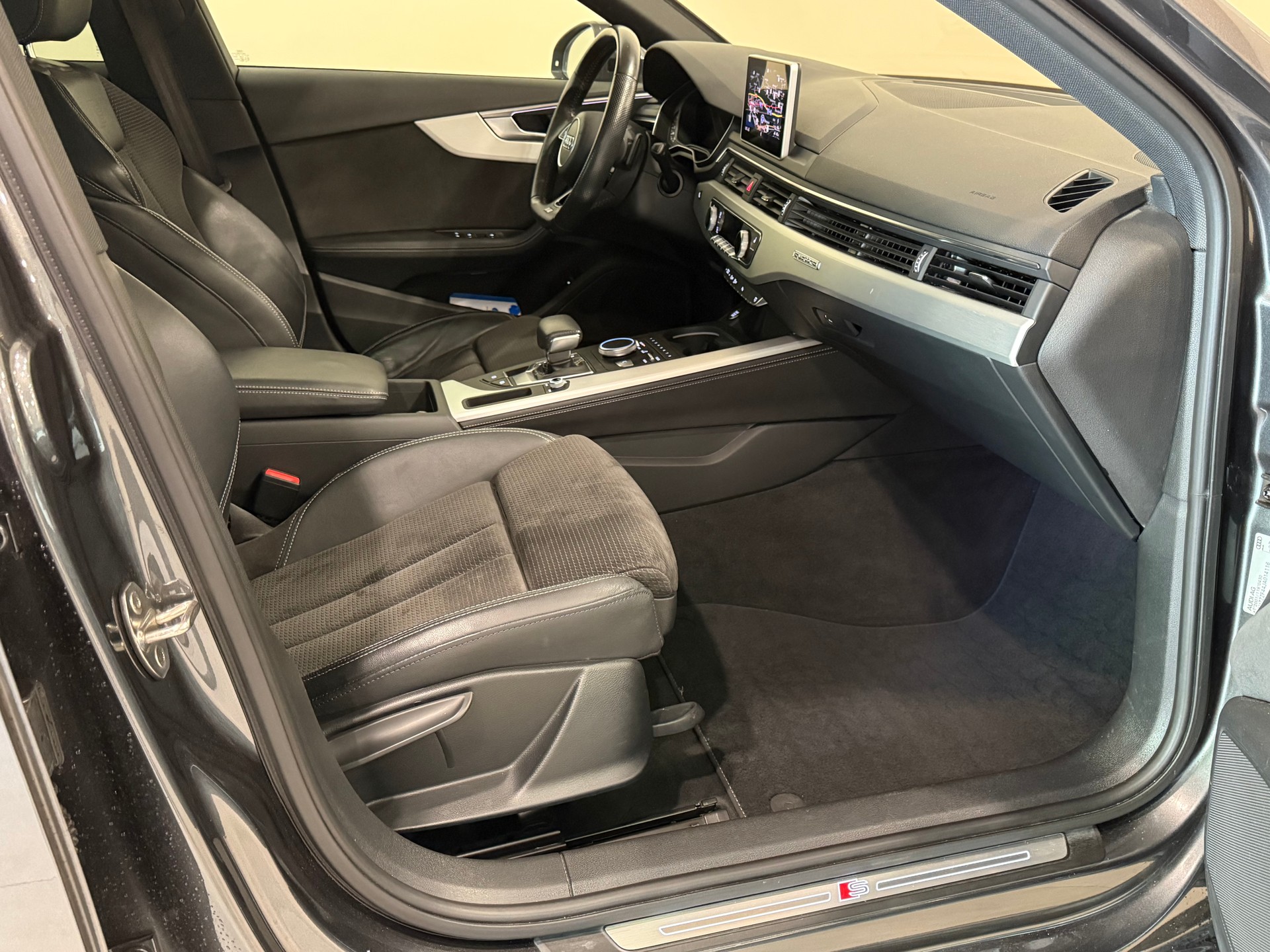 AUDI A4 Avant 2.0 TFSI quattro S-Line S-tronic-image-9
