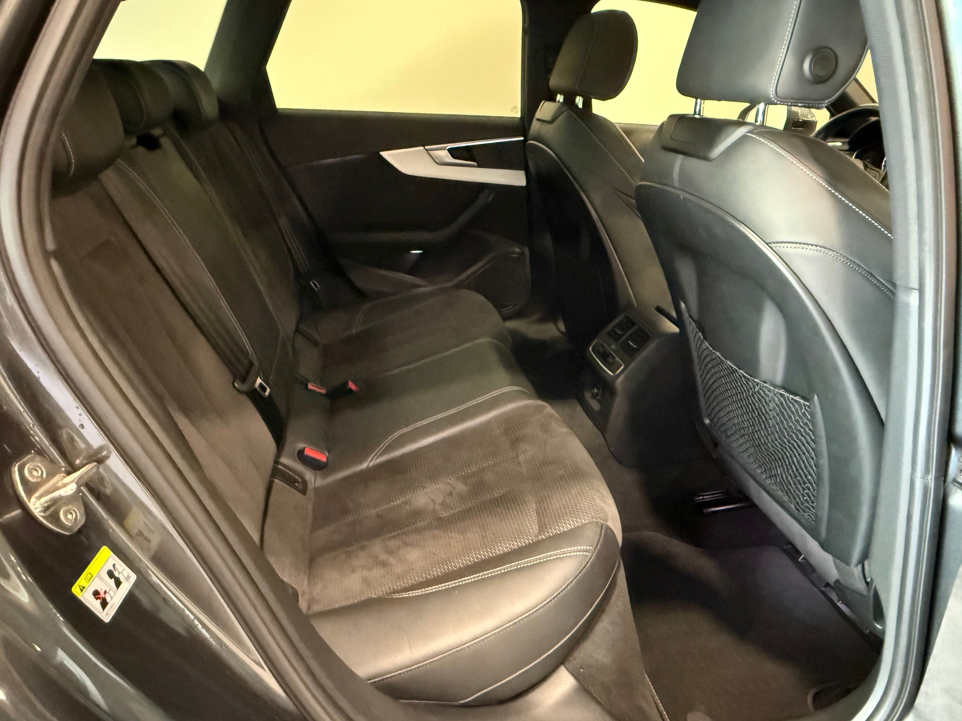 AUDI A4 Avant 2.0 TFSI quattro S-Line S-tronic-image-10