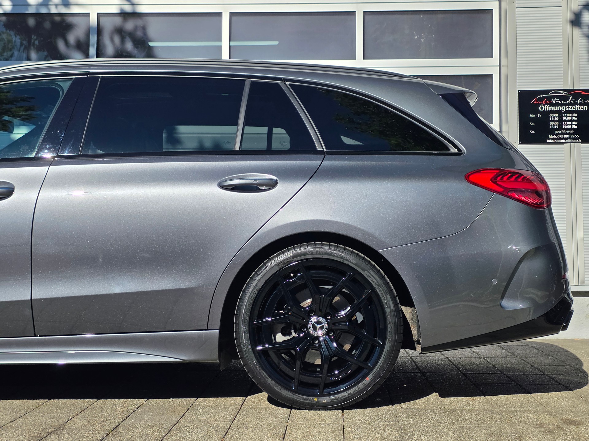 MERCEDES-BENZ C 220 d T 4Matic AMG Line // -PAKET SPORT BLACK -PANORMA -PAKET PREMIUM PLUS - EL.AHK 1800KG - PANORMA -GRATIS SERVICE-image-5