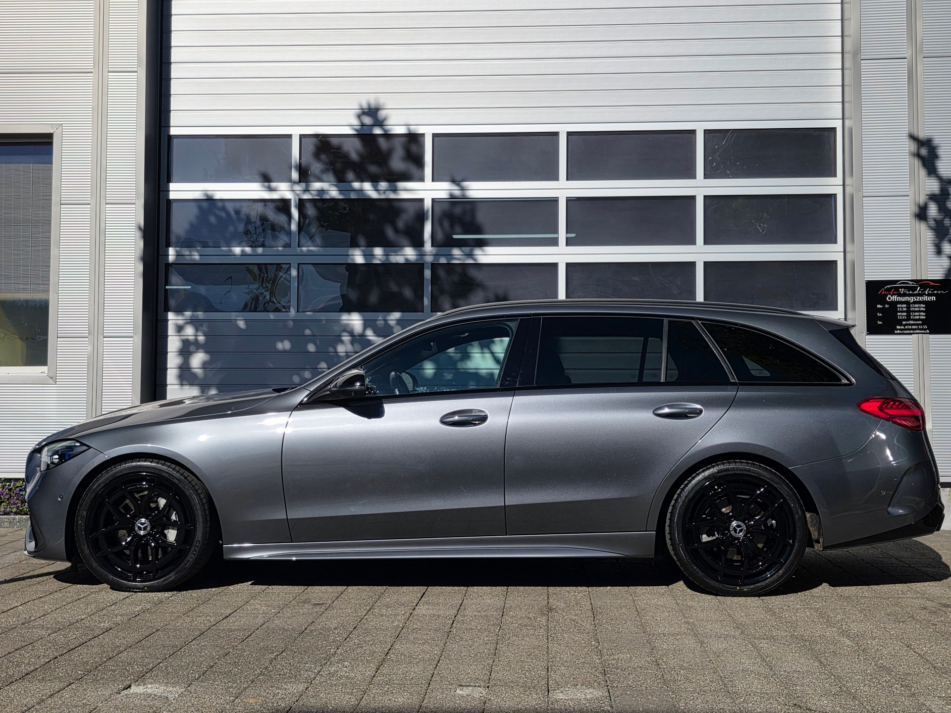 MERCEDES-BENZ C 220 d T 4Matic AMG Line // -PAKET SPORT BLACK -PANORMA -PAKET PREMIUM PLUS - EL.AHK 1800KG - PANORMA -GRATIS SERVICE-image-2