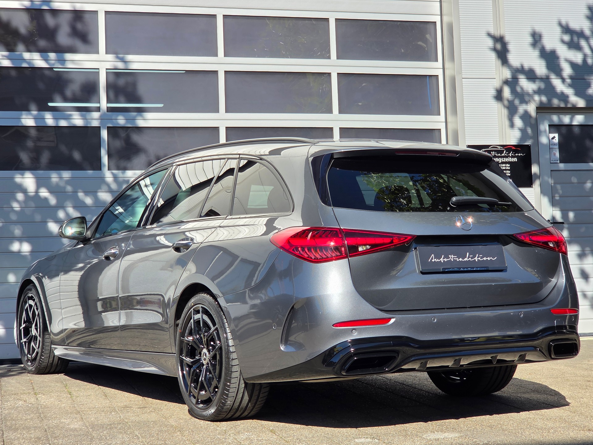 MERCEDES-BENZ C 220 d T 4Matic AMG Line // -PAKET SPORT BLACK -PANORMA -PAKET PREMIUM PLUS - EL.AHK 1800KG - PANORMA -GRATIS SERVICE-image-3