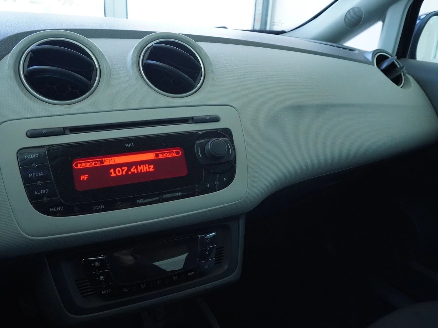 SEAT Ibiza SC 1.4 Style-image-9