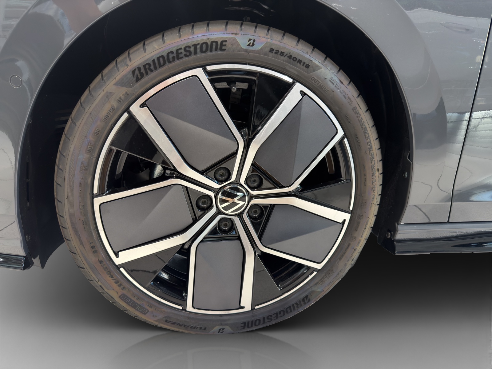 VW Golf Variant 1.5 eTSI mHEV R-Line DSG-image-14