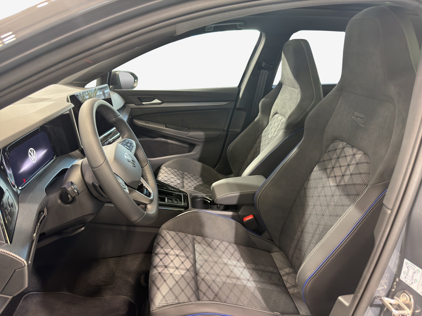 VW Golf Variant 1.5 eTSI mHEV R-Line DSG-image-7