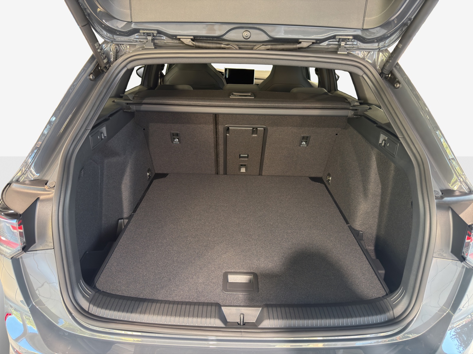 VW Golf Variant 1.5 eTSI mHEV R-Line DSG-image-12