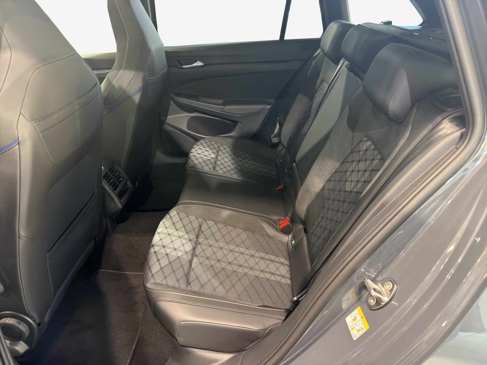 VW Golf Variant 1.5 eTSI mHEV R-Line DSG-image-11