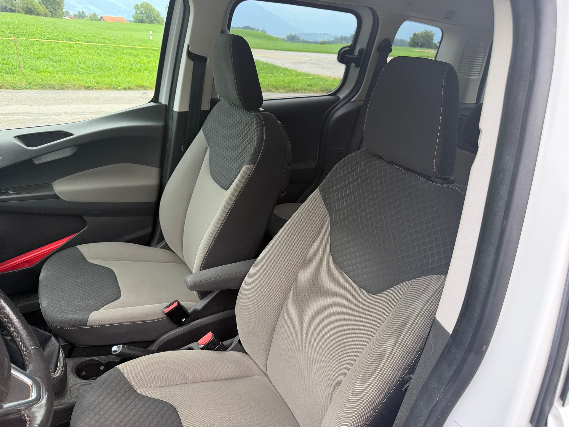 FORD Tourneo Courier 1.0 SCTi Titanium-image-8