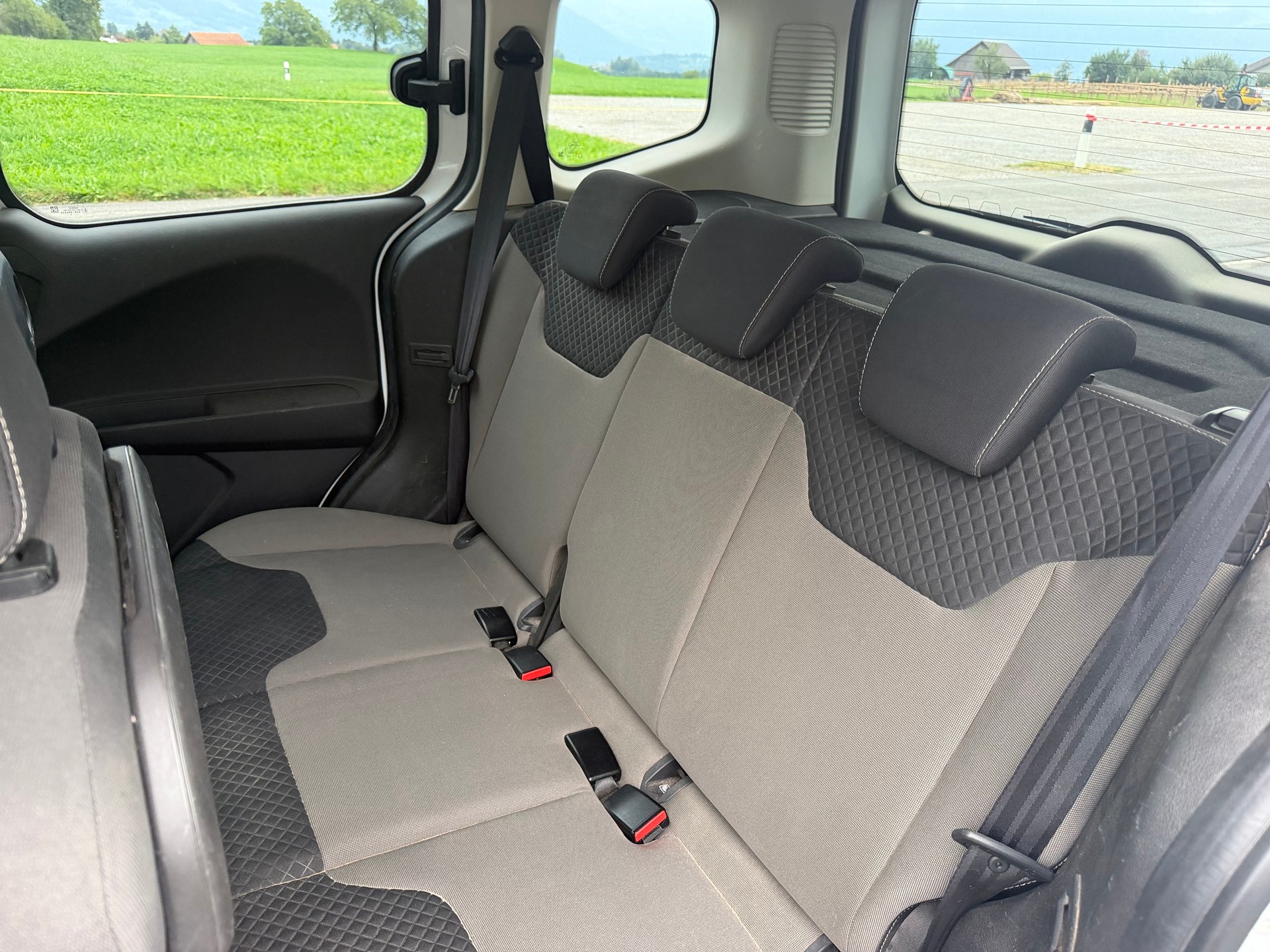 FORD Tourneo Courier 1.0 SCTi Titanium-image-9