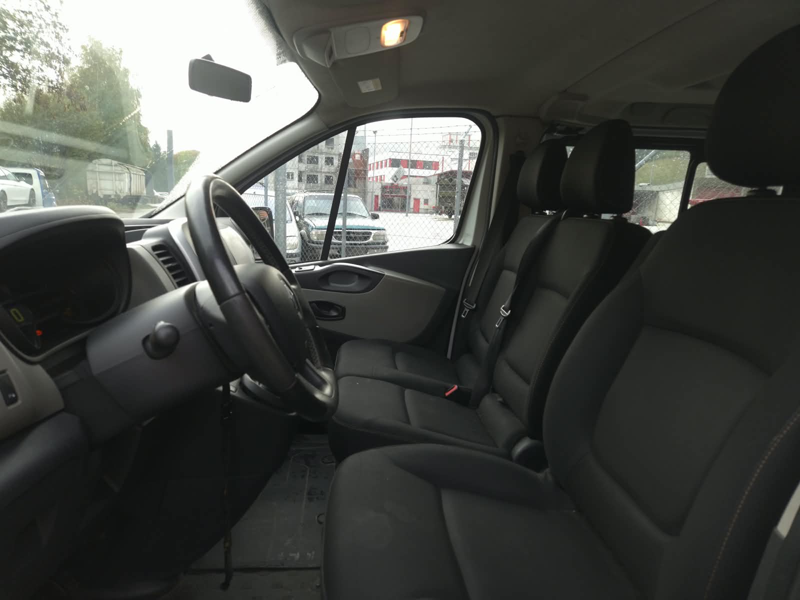 RENAULT Trafic ENERGY dCi 145 Grand Passenger Expression-image-12
