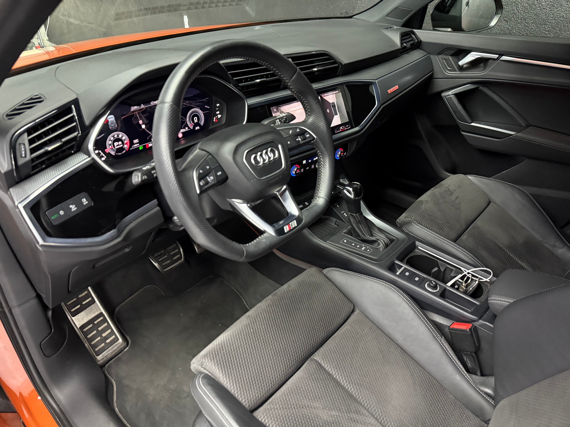 AUDI Q3 45 TFSI S line quattro S-tronic • Pulsorange-image-4