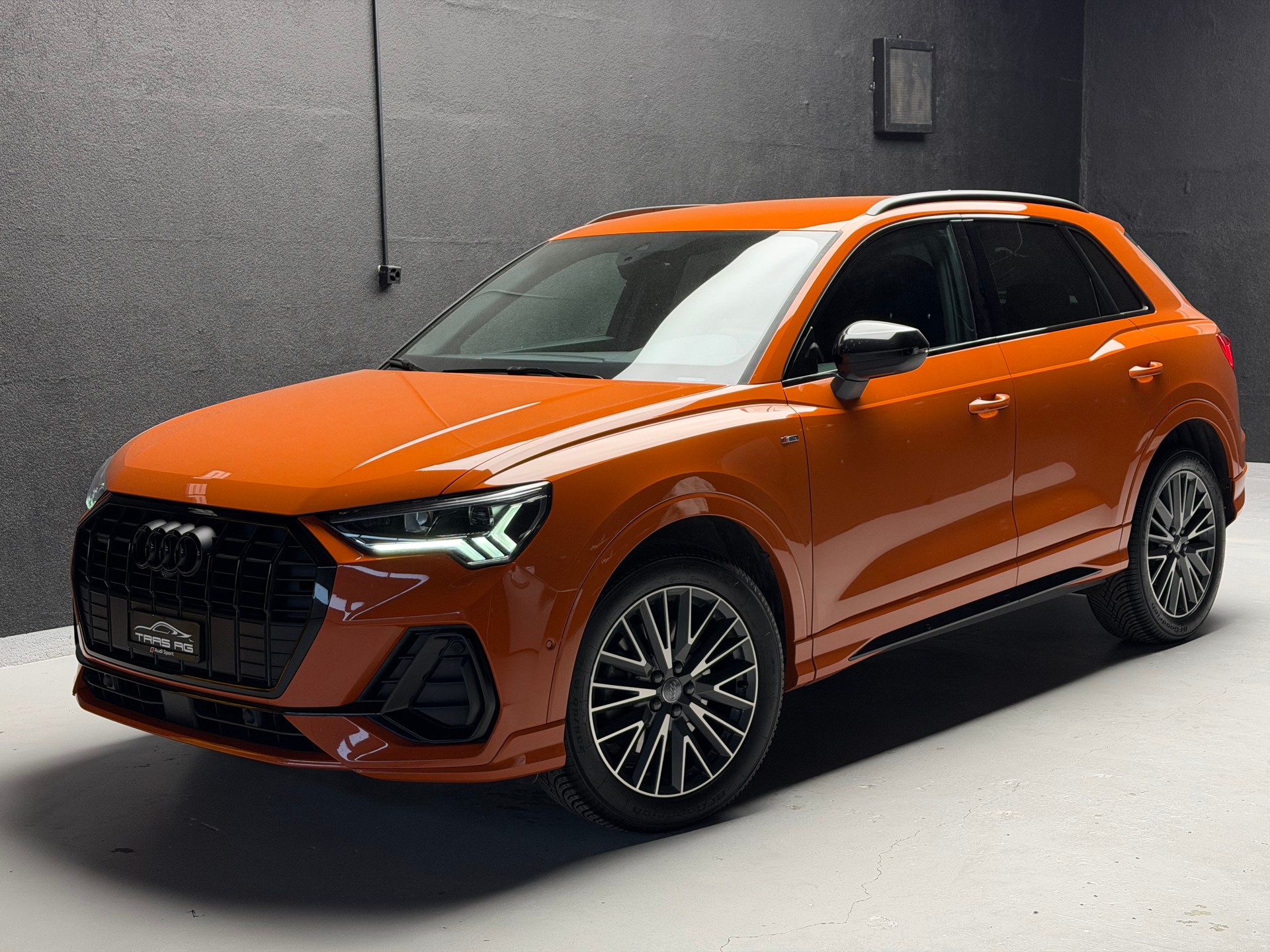 AUDI Q3 45 TFSI S line quattro S-tronic • Pulsorange-image-0