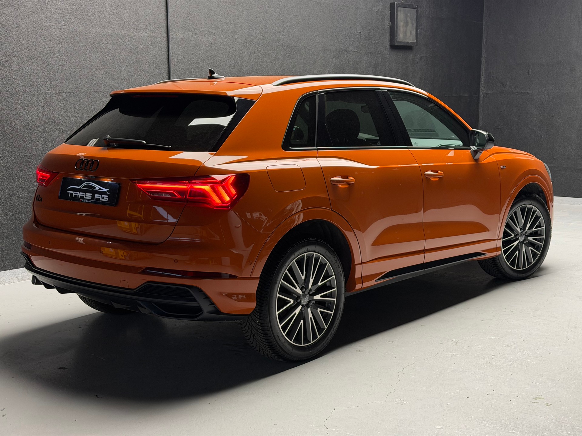 AUDI Q3 45 TFSI S line quattro S-tronic • Pulsorange-image-2