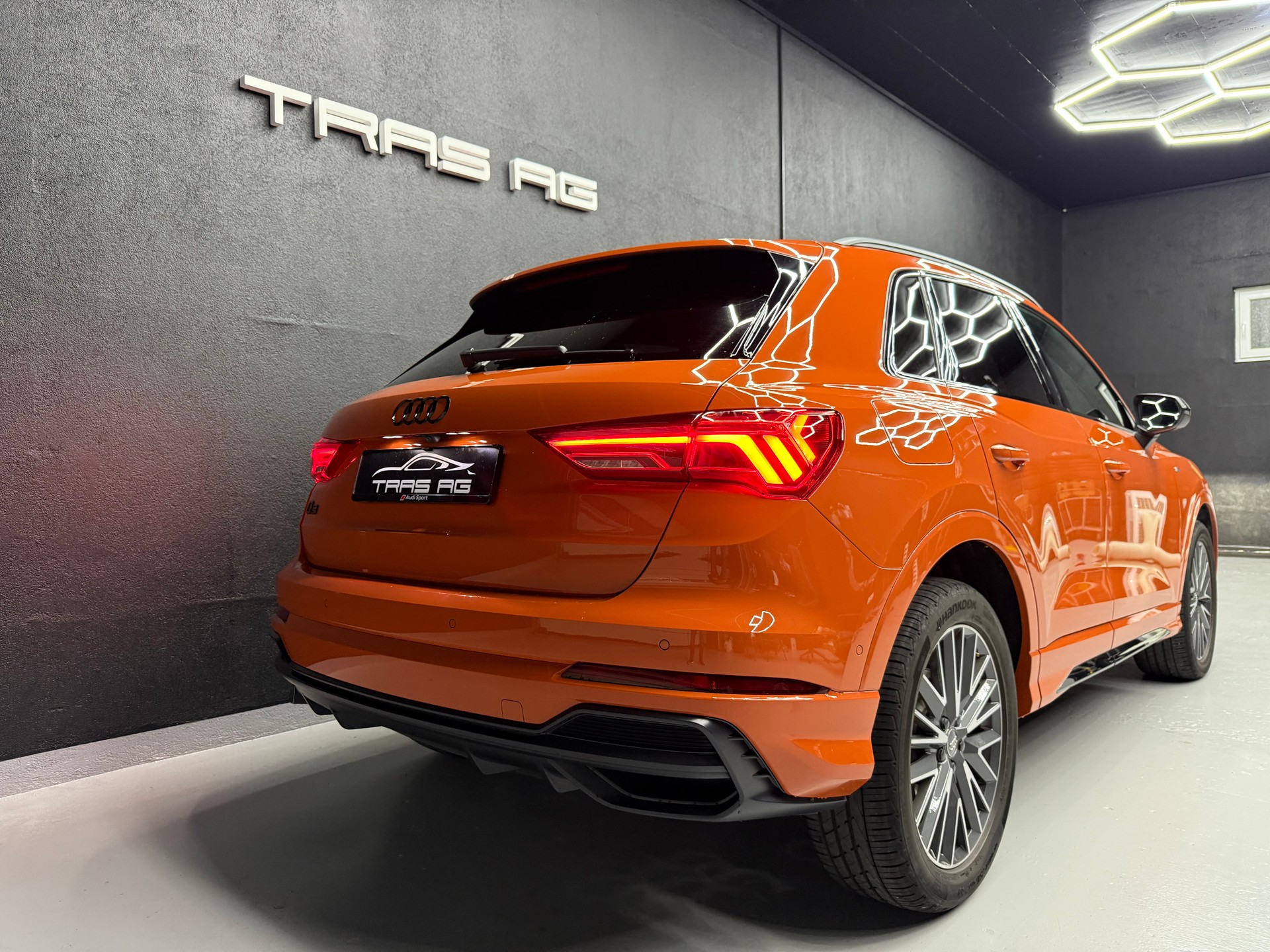 AUDI Q3 45 TFSI S line quattro S-tronic • Pulsorange-image-10