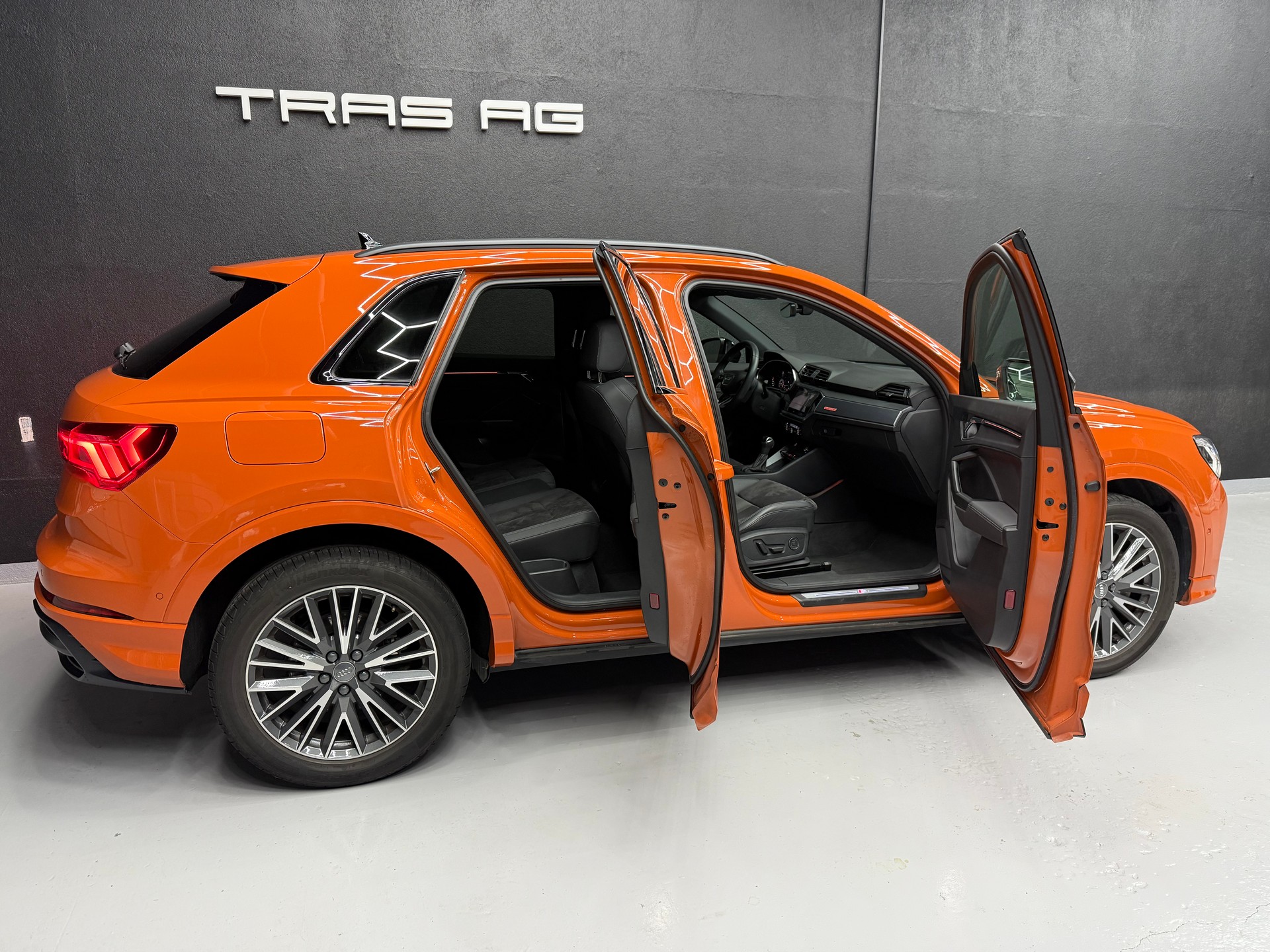 AUDI Q3 45 TFSI S line quattro S-tronic • Pulsorange-image-11