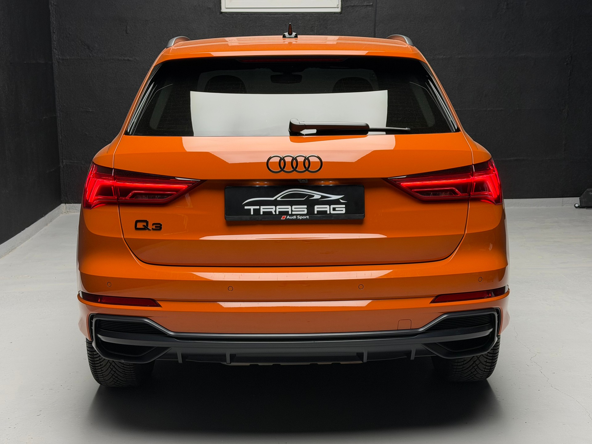 AUDI Q3 45 TFSI S line quattro S-tronic • Pulsorange-image-3