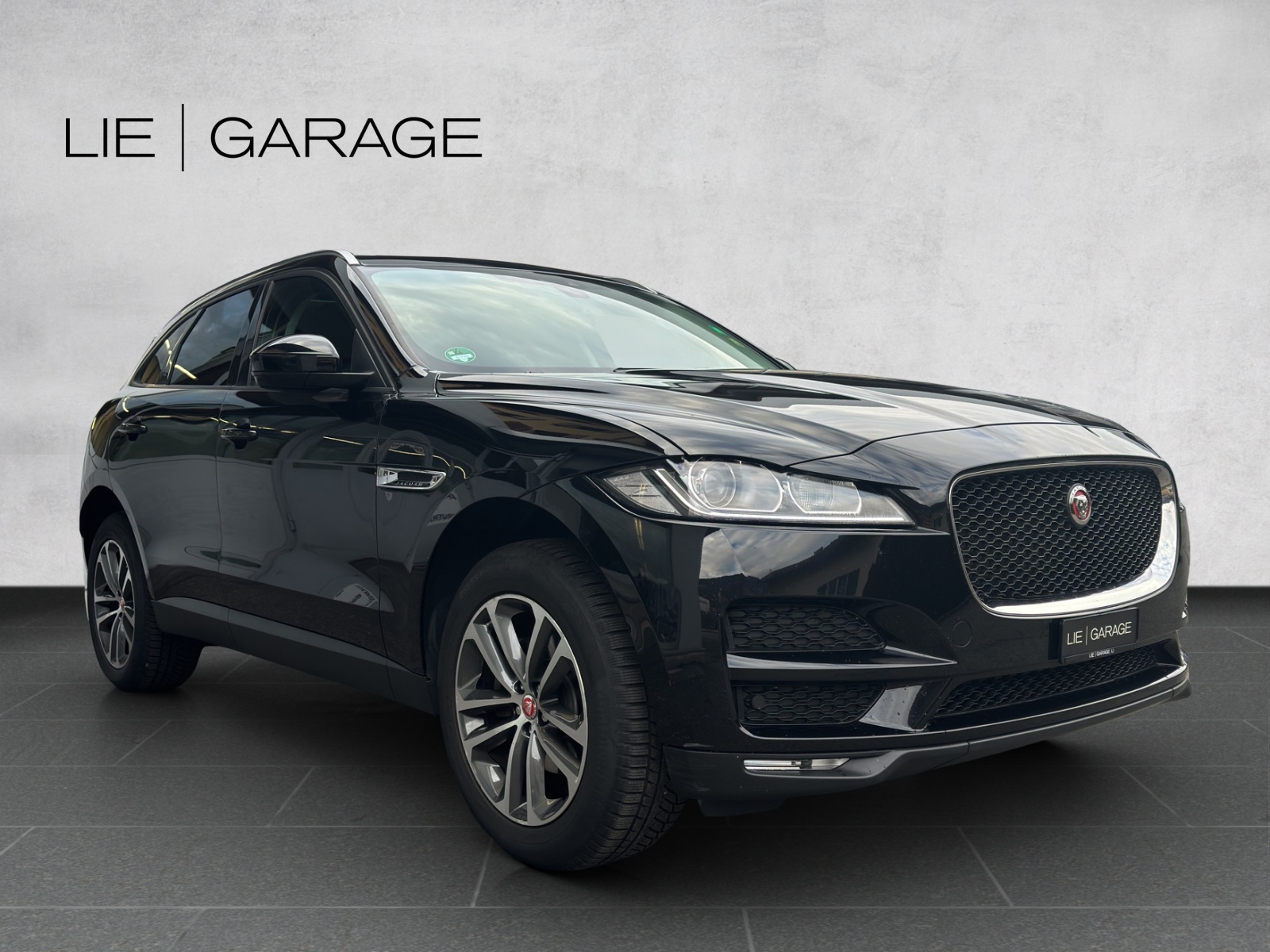 JAGUAR F-Pace 2.0d Pure AWD Automatik-image-3
