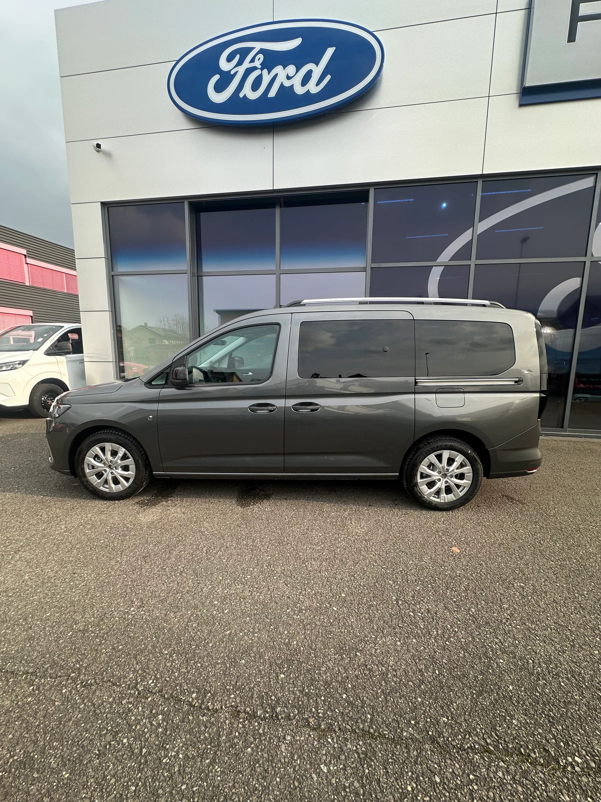 FORD TOURNEO CONNECT Grand 1.5 EcoB Titan./115CV/Aut.-image-2