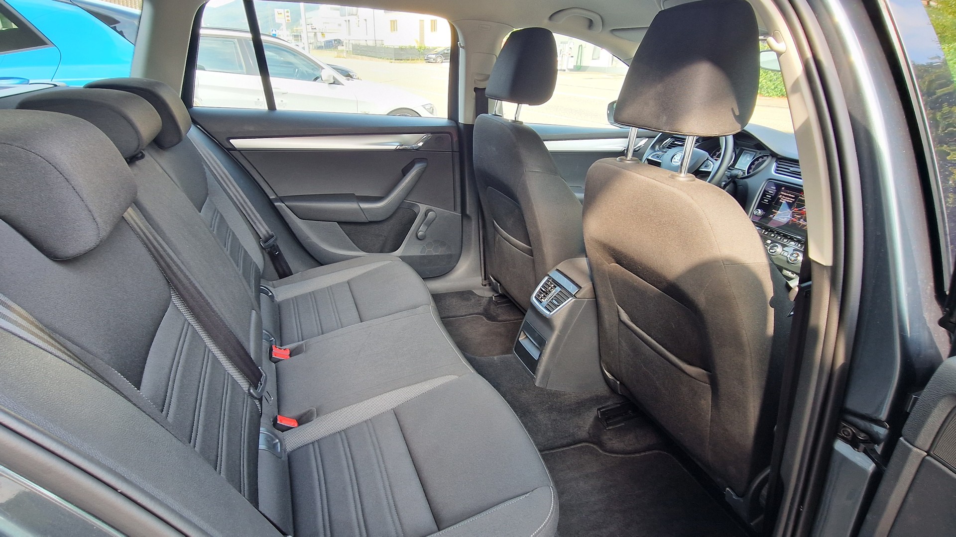 SKODA Octavia Combi 2.0 TDI Ambition 4x4-image-13