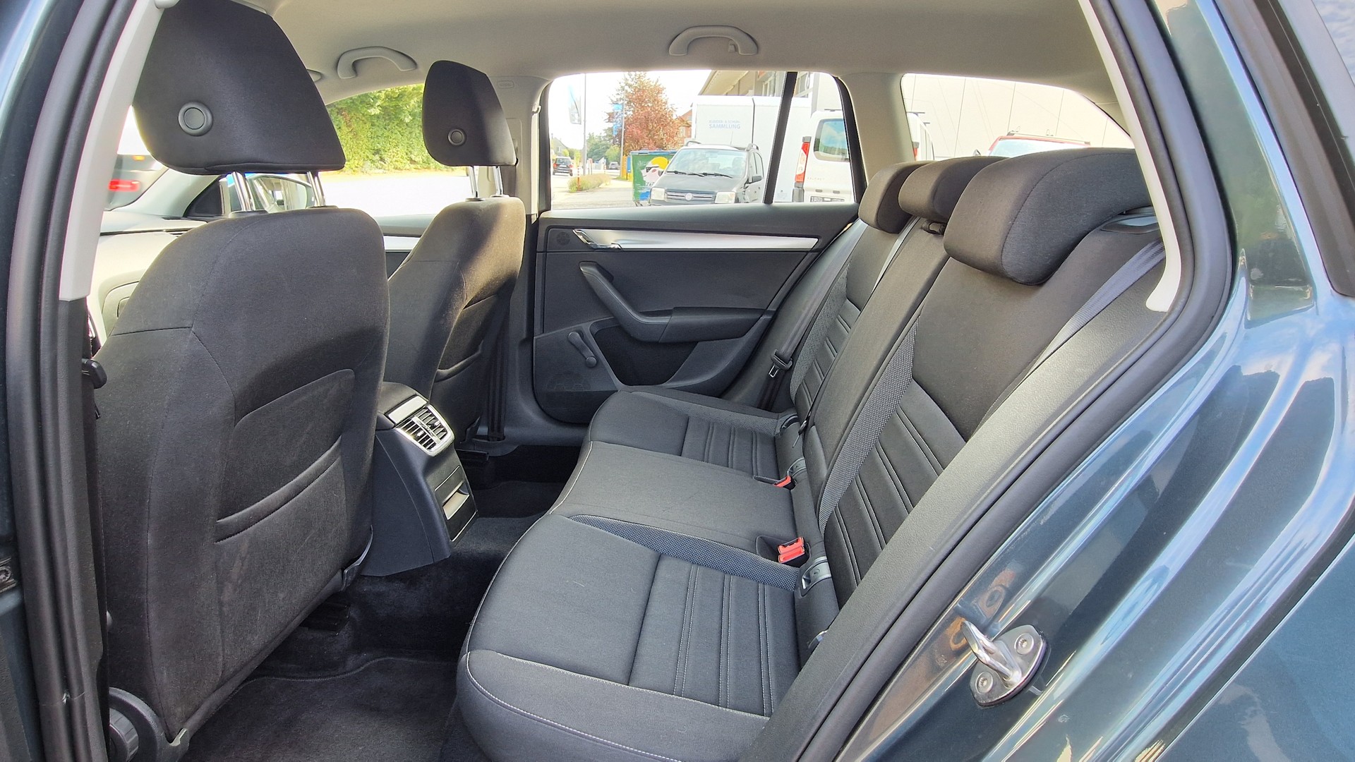 SKODA Octavia Combi 2.0 TDI Ambition 4x4-image-11