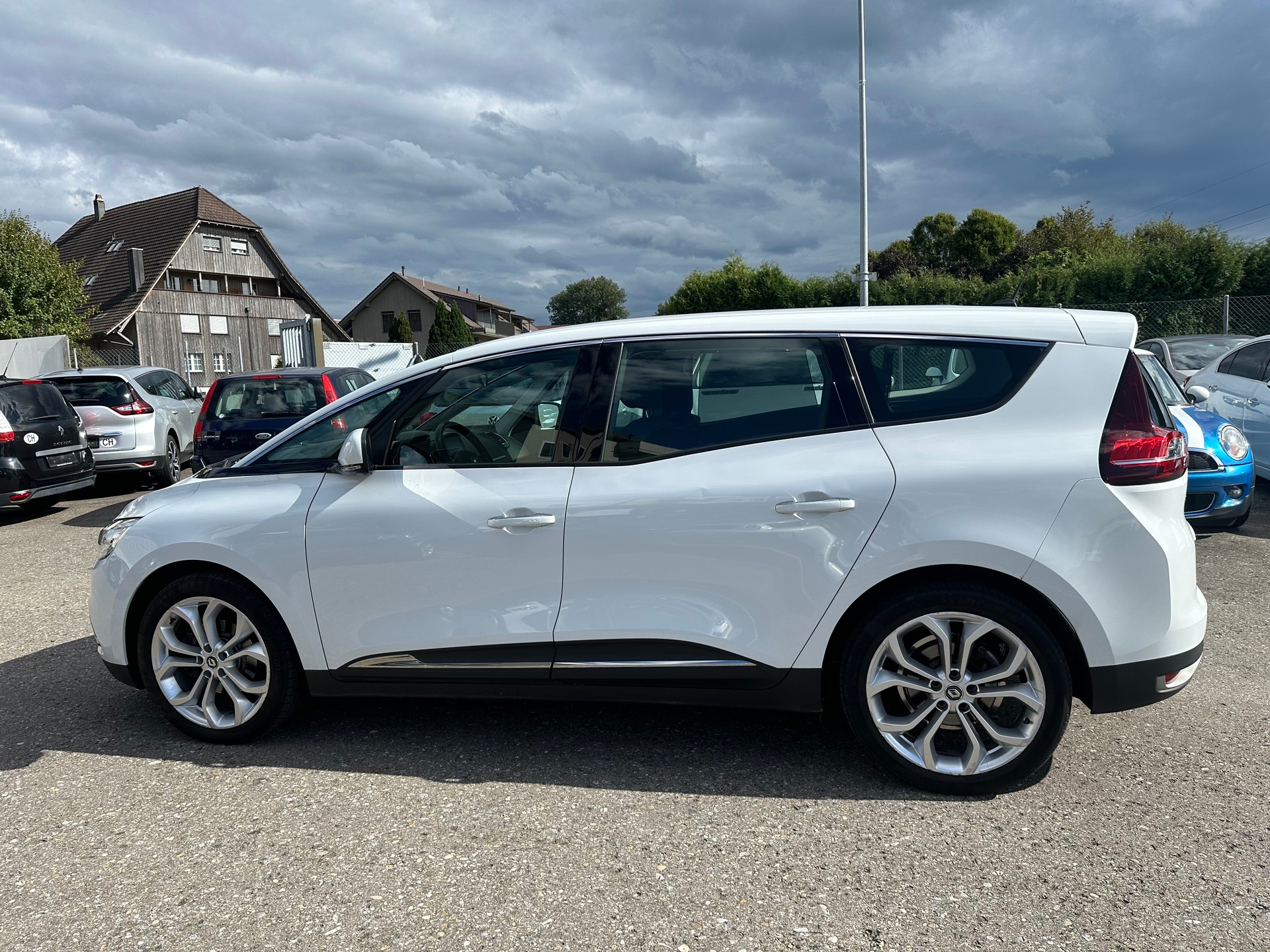 RENAULT Grand Scénic 1.8 dCi Intens EDC-image-4