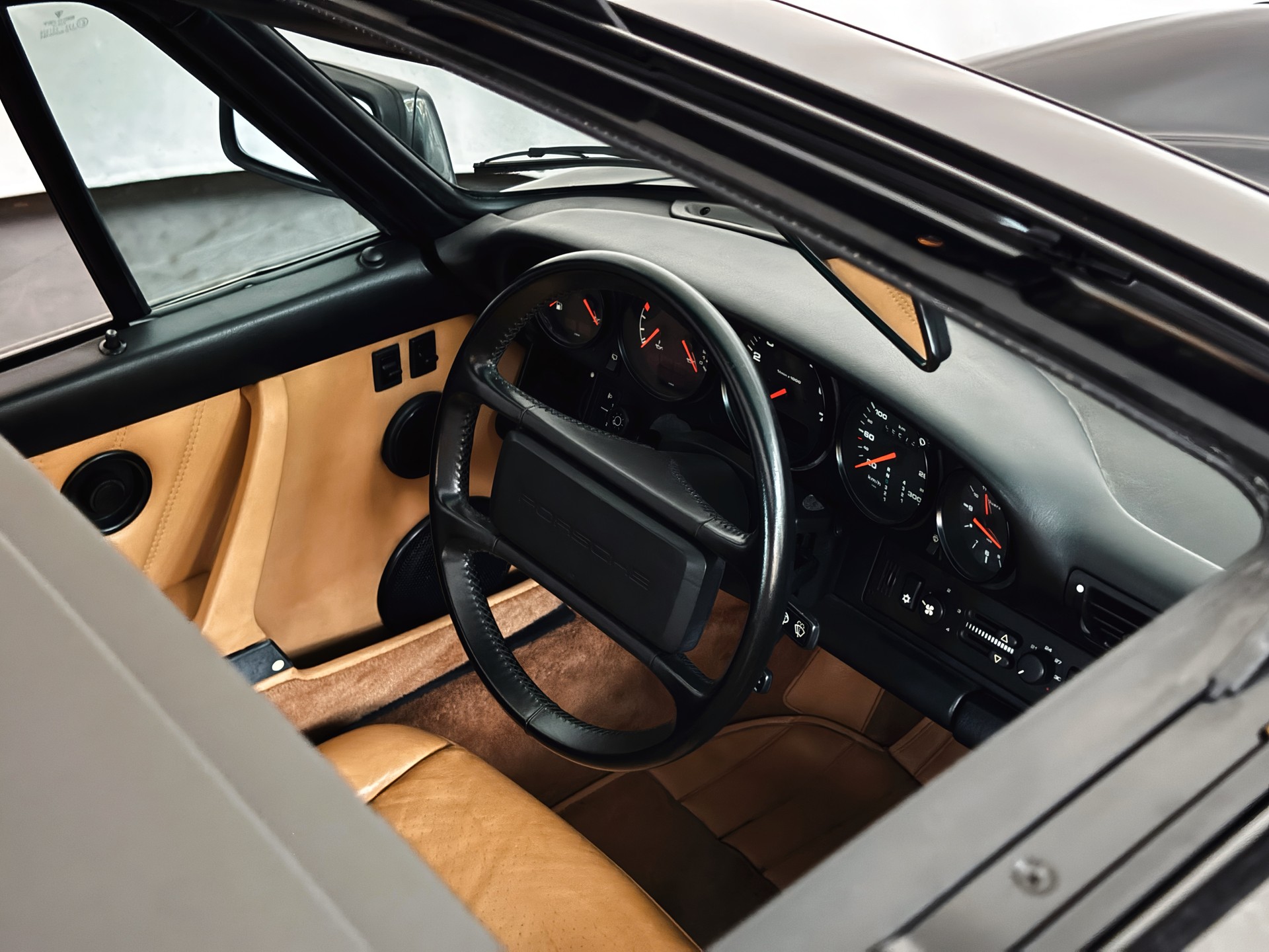 PORSCHE 911 Carrera 2-image-21