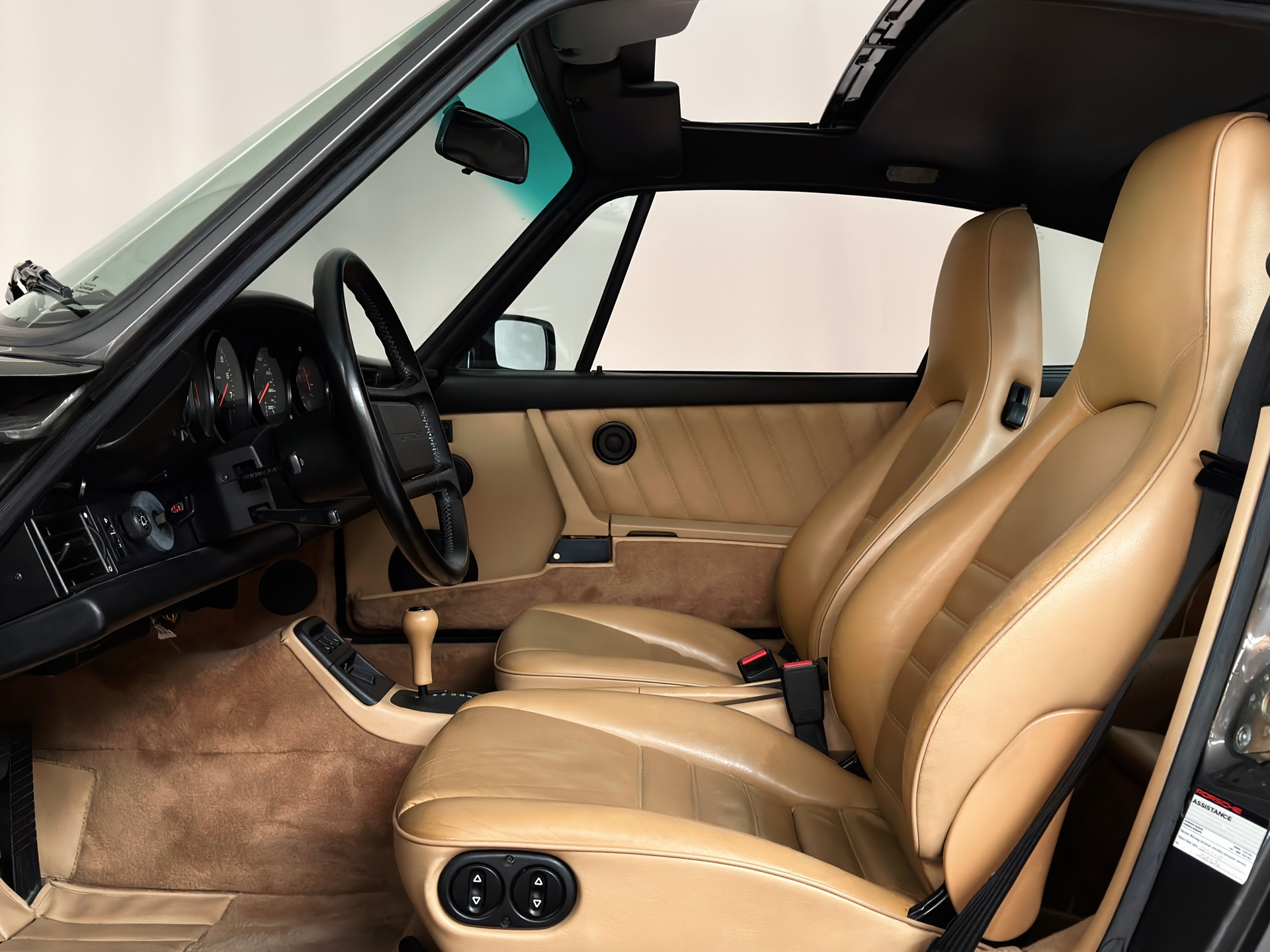 PORSCHE 911 Carrera 2-image-12