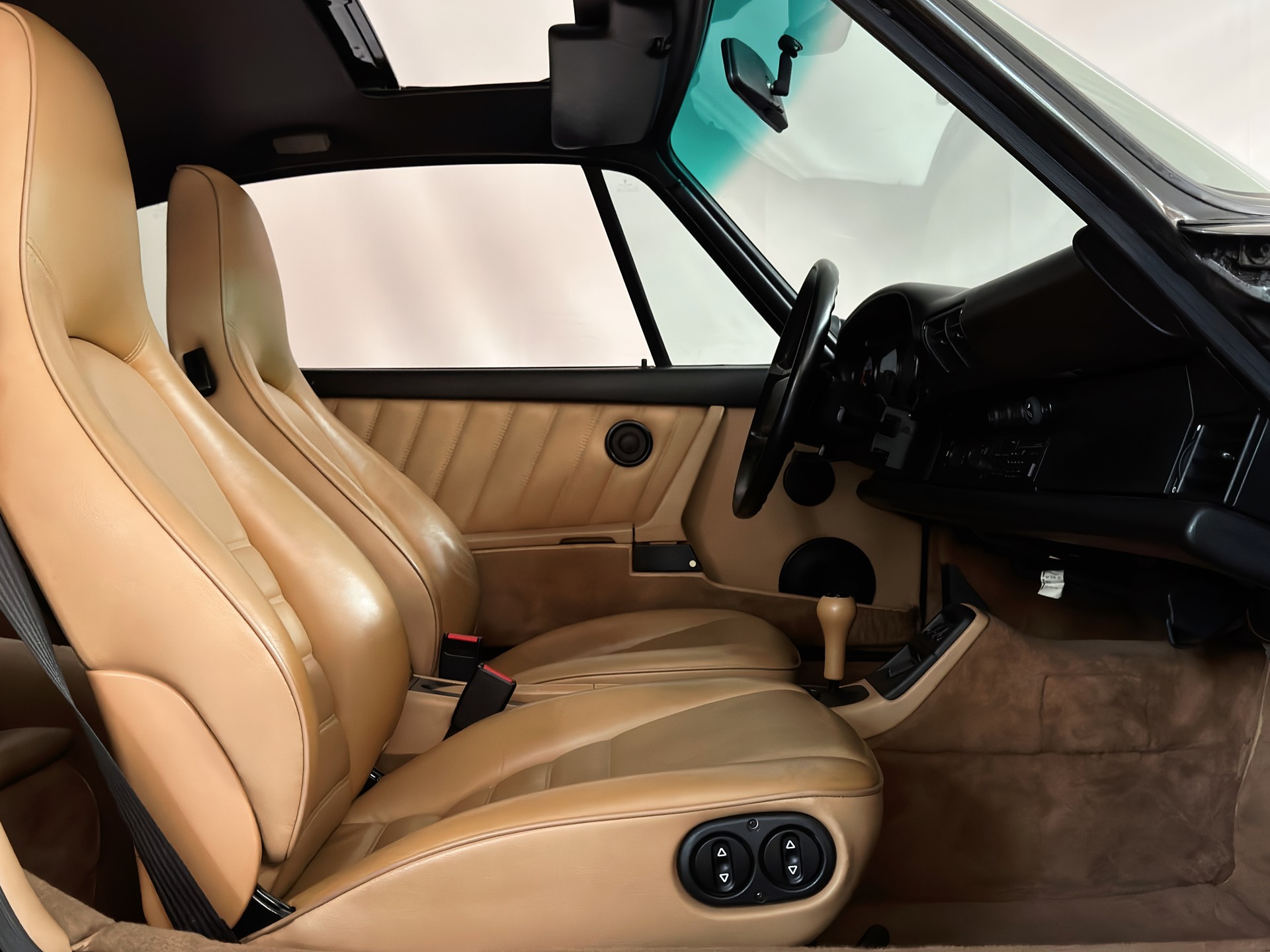 PORSCHE 911 Carrera 2-image-17