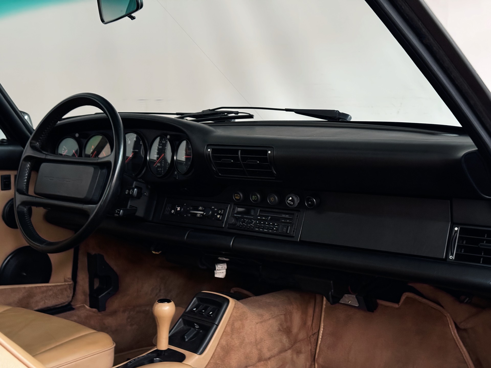 PORSCHE 911 Carrera 2-image-18