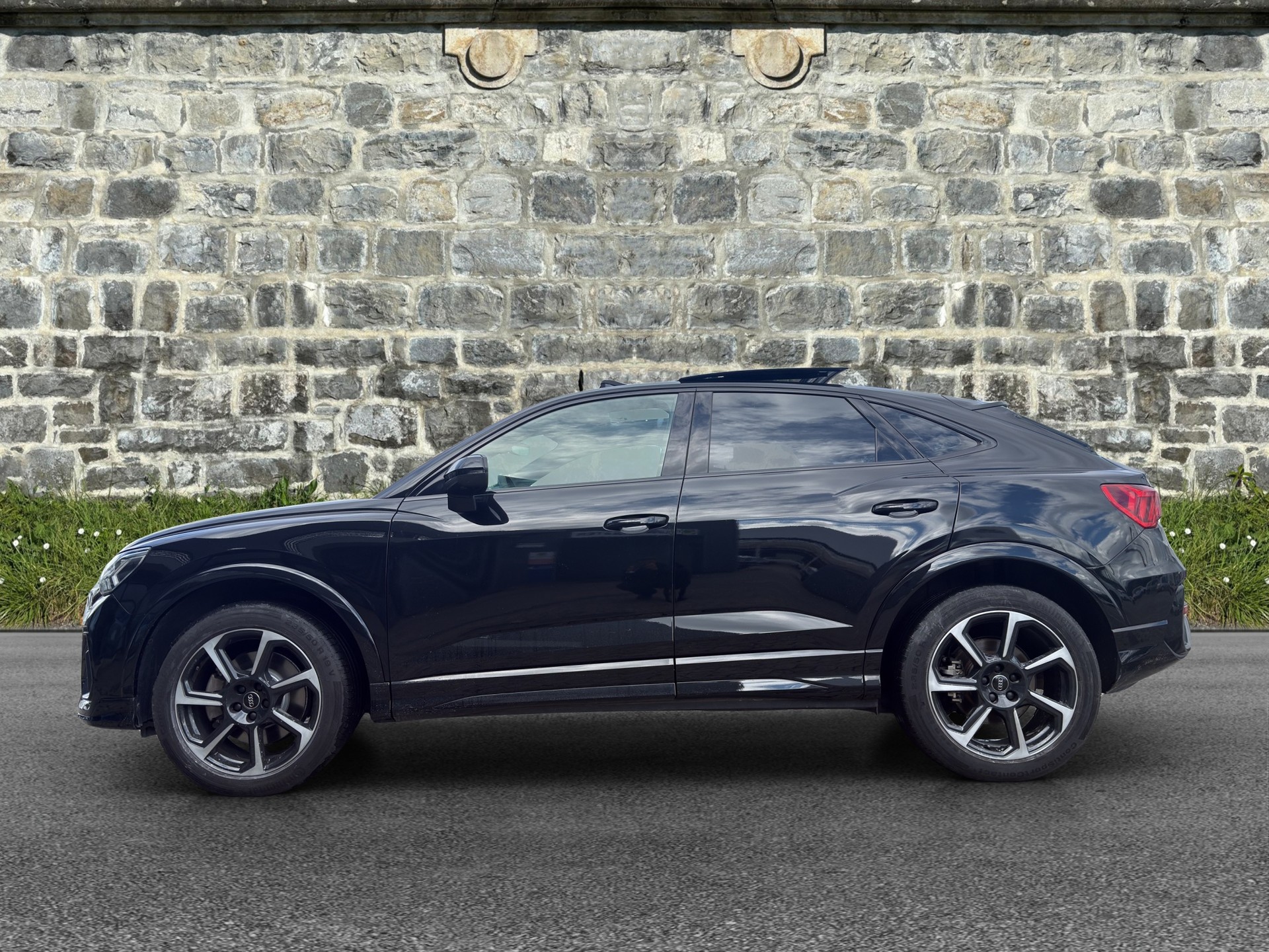 AUDI Q3 Sportback 45 TFSI S line quattro S-tronic-image-2