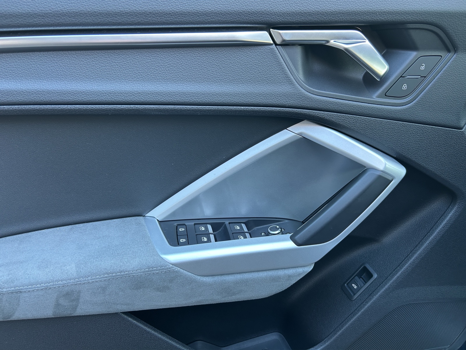 AUDI Q3 40 TFSI advanced quattro S-tronic-image-18