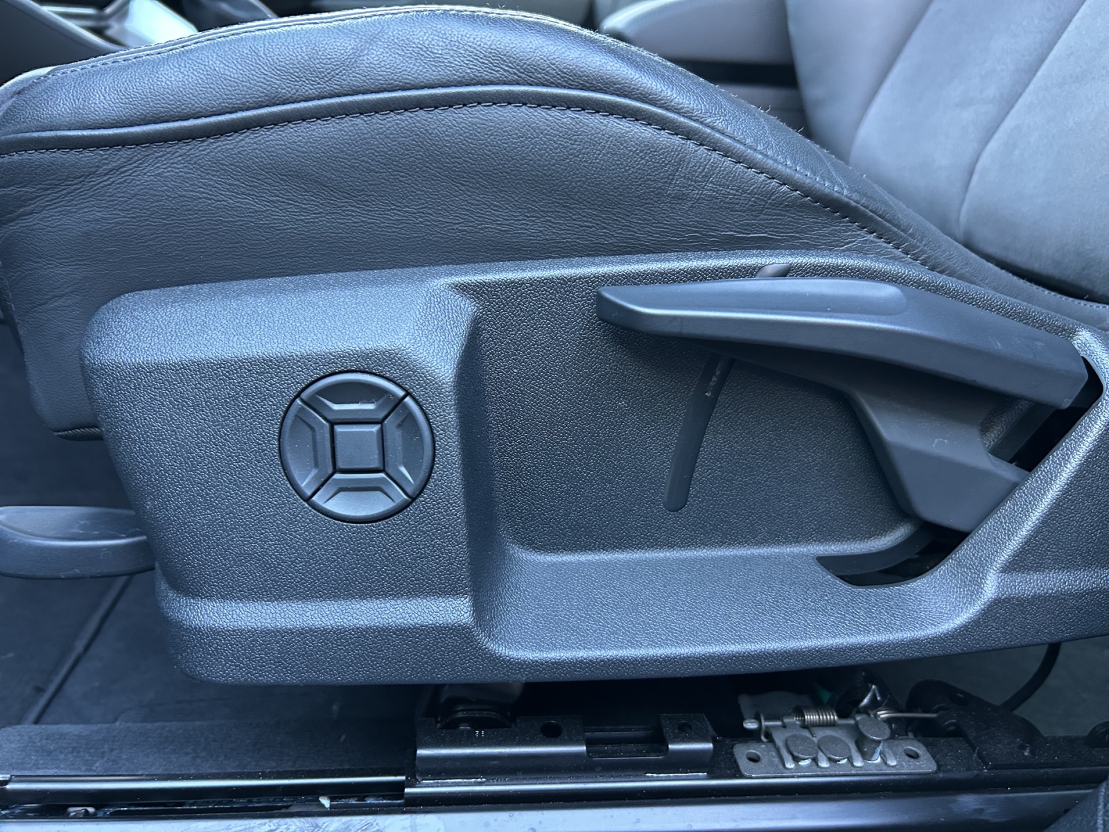 AUDI Q3 40 TFSI advanced quattro S-tronic-image-19