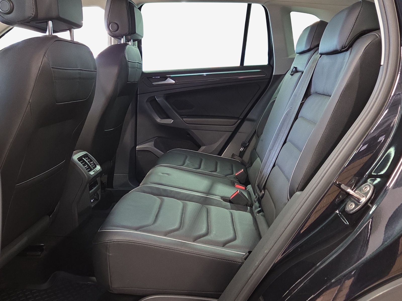 VW Tiguan 2.0 TDI SCR Elegance 4Motion DSG-image-11