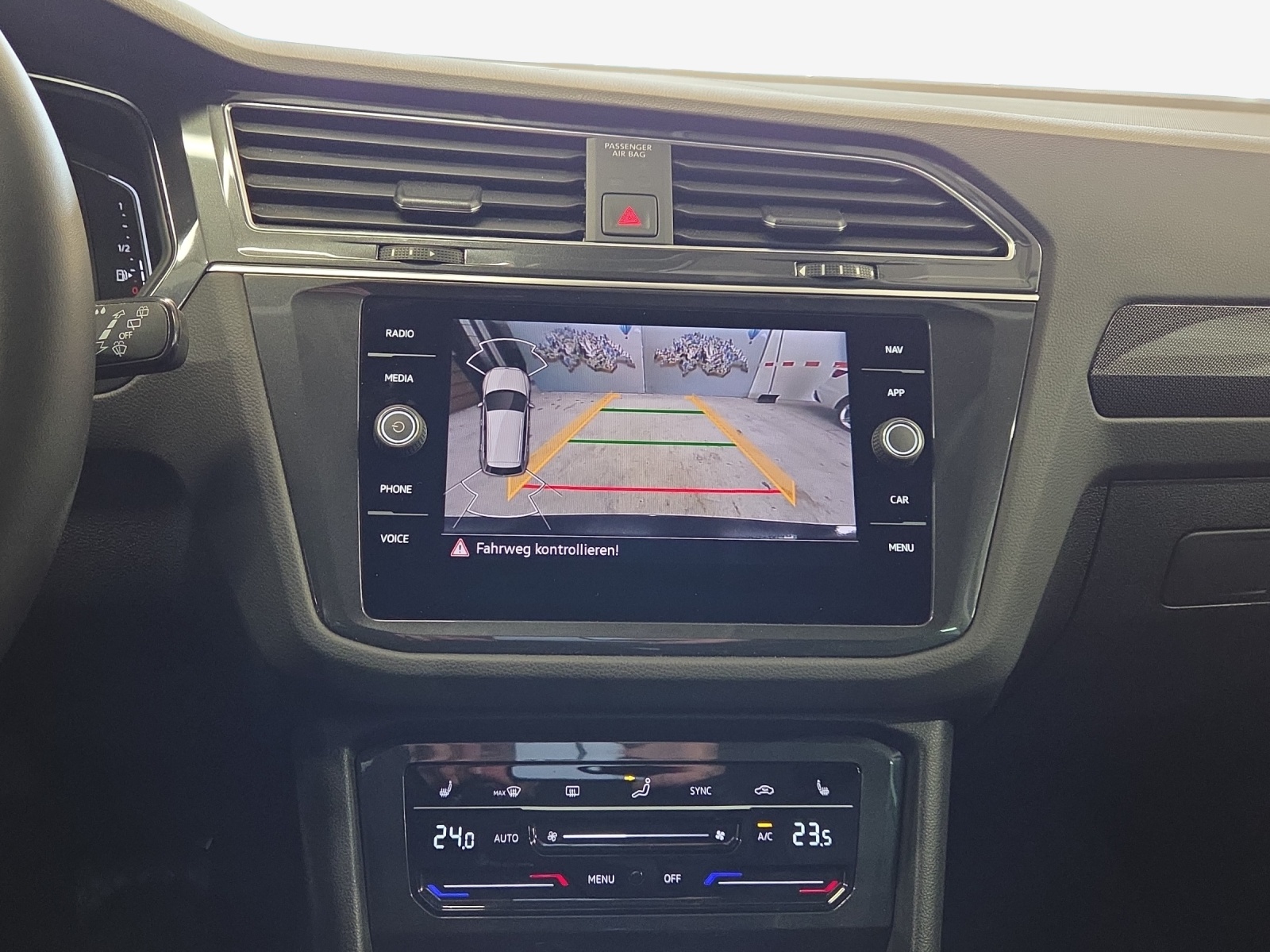 VW Tiguan 2.0 TDI SCR Elegance 4Motion DSG-image-15