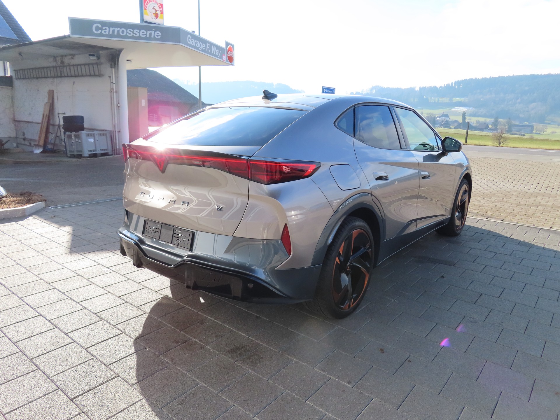CUPRA Tavascan Type 9 77 kWh VZ Adrenaline-image-3