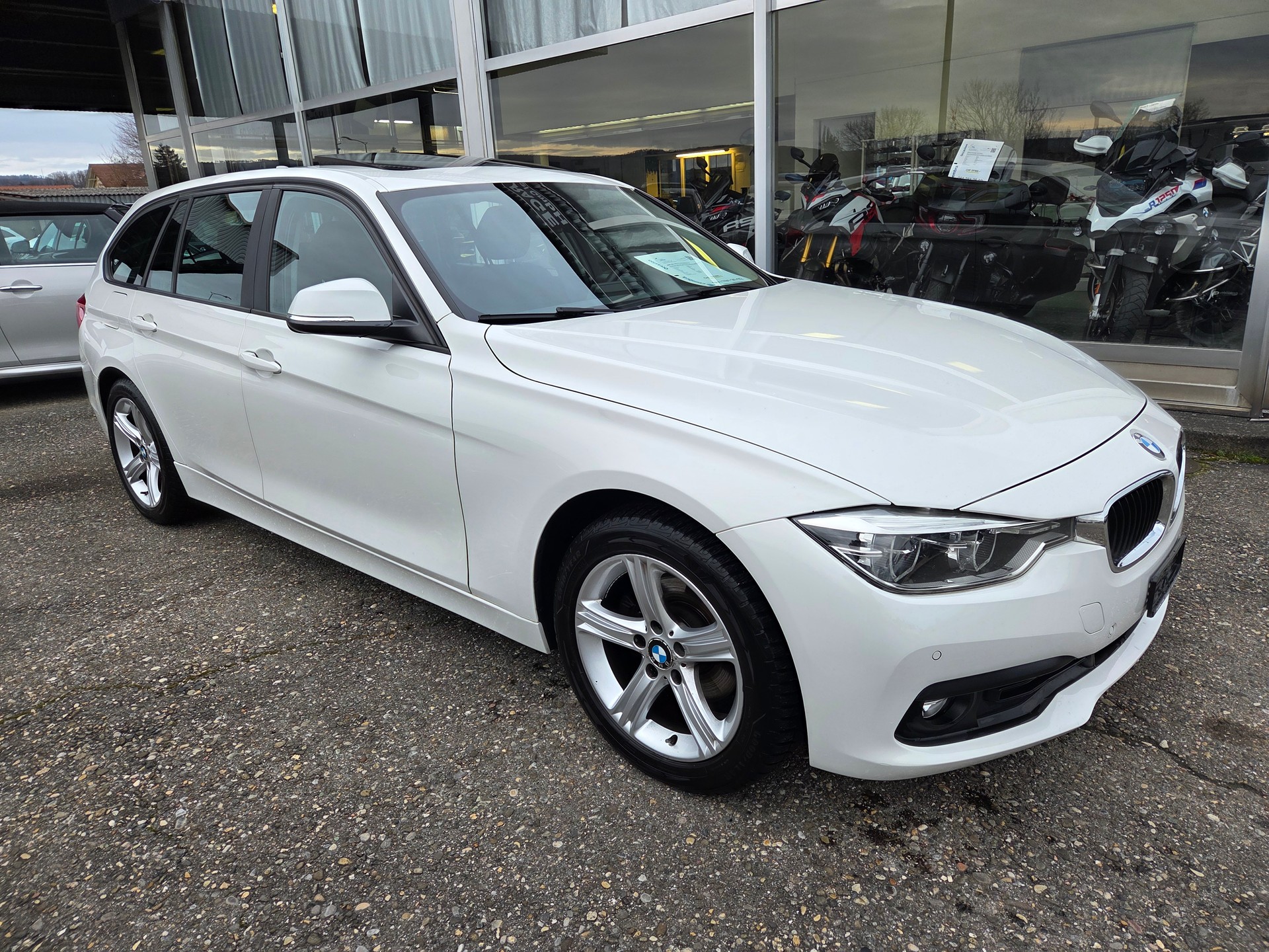 BMW 320d xDrive Touring Steptronic-image-0