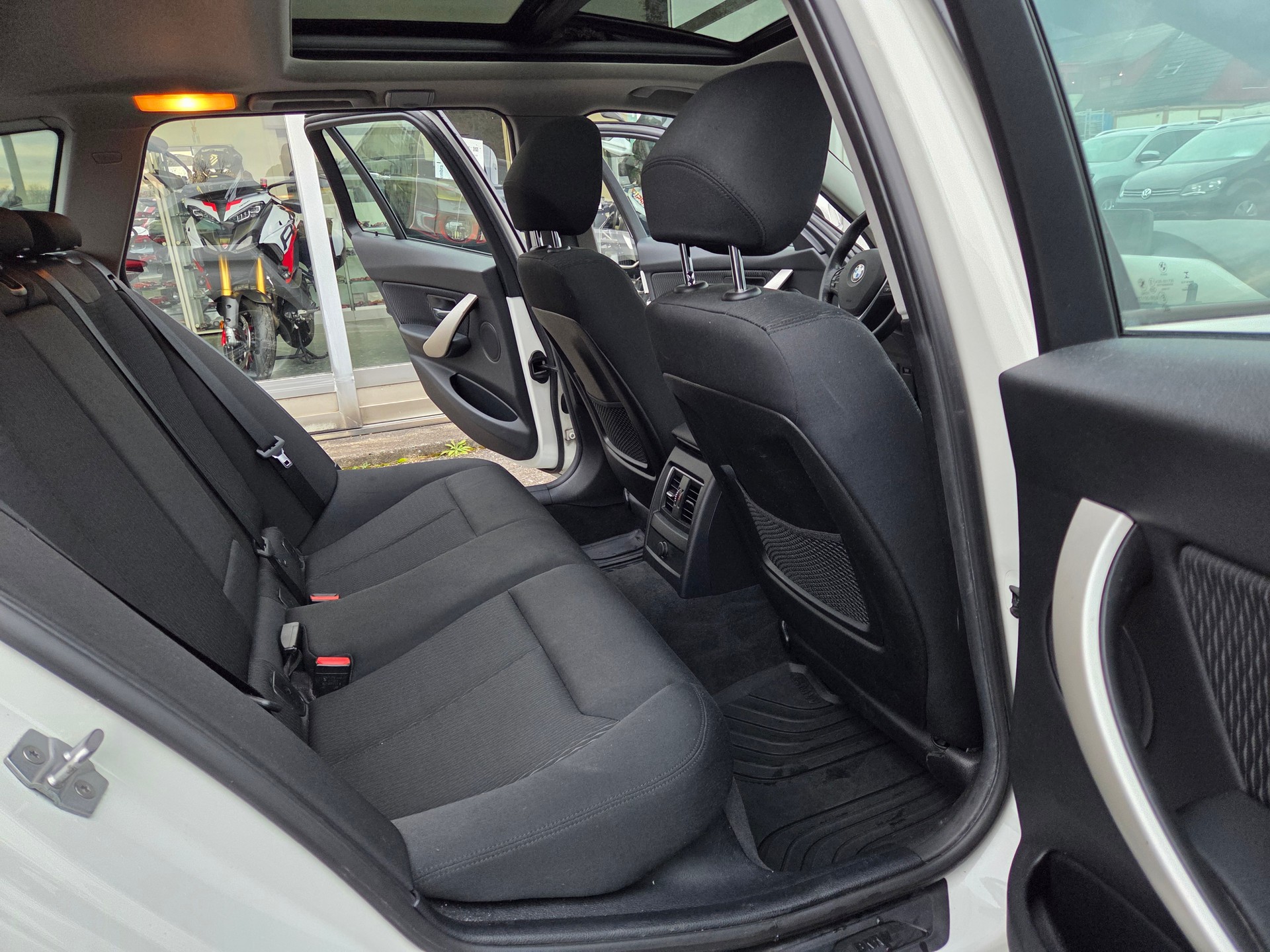 BMW 320d xDrive Touring Steptronic-image-10