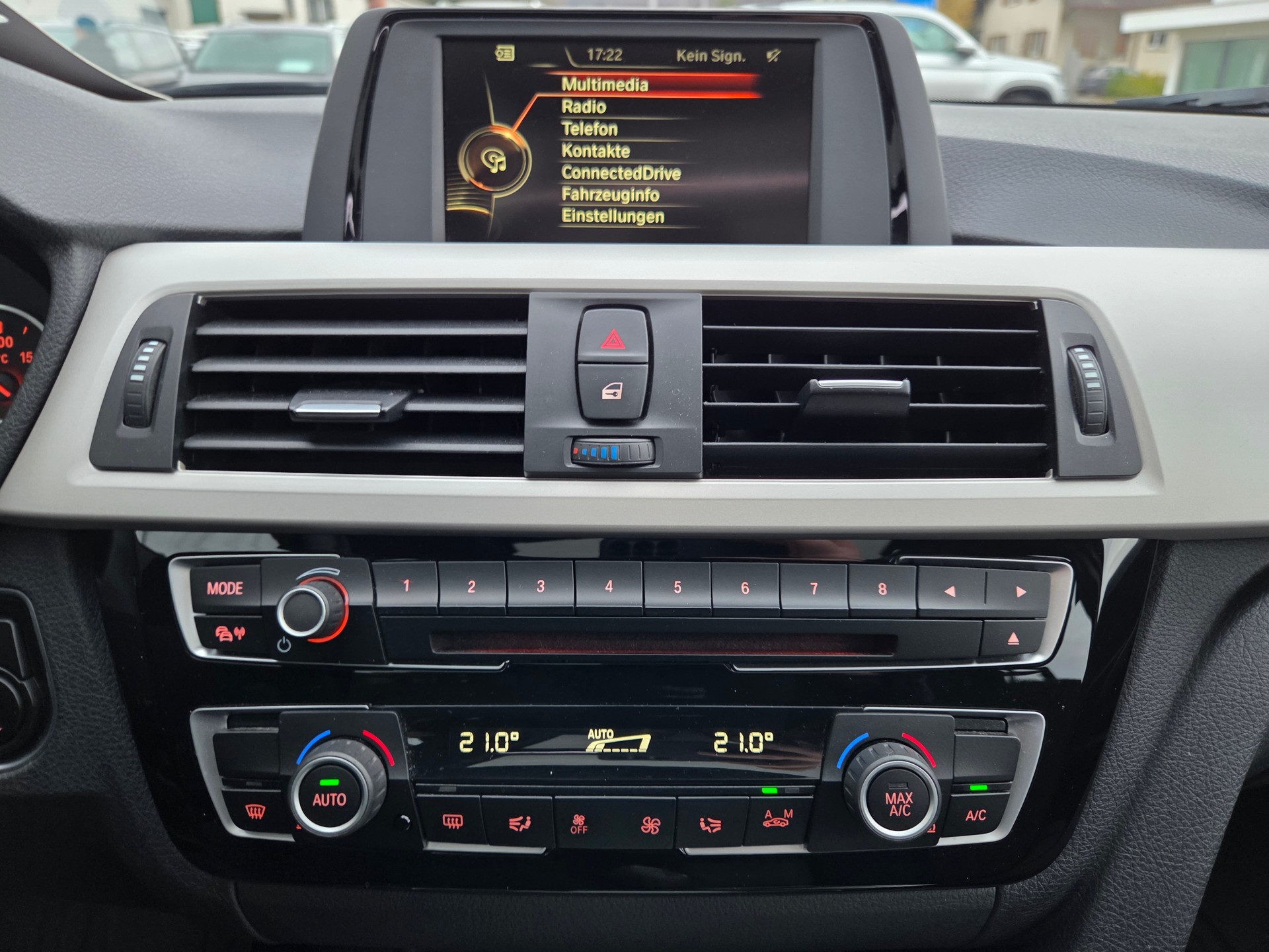 BMW 320d xDrive Touring Steptronic-image-17
