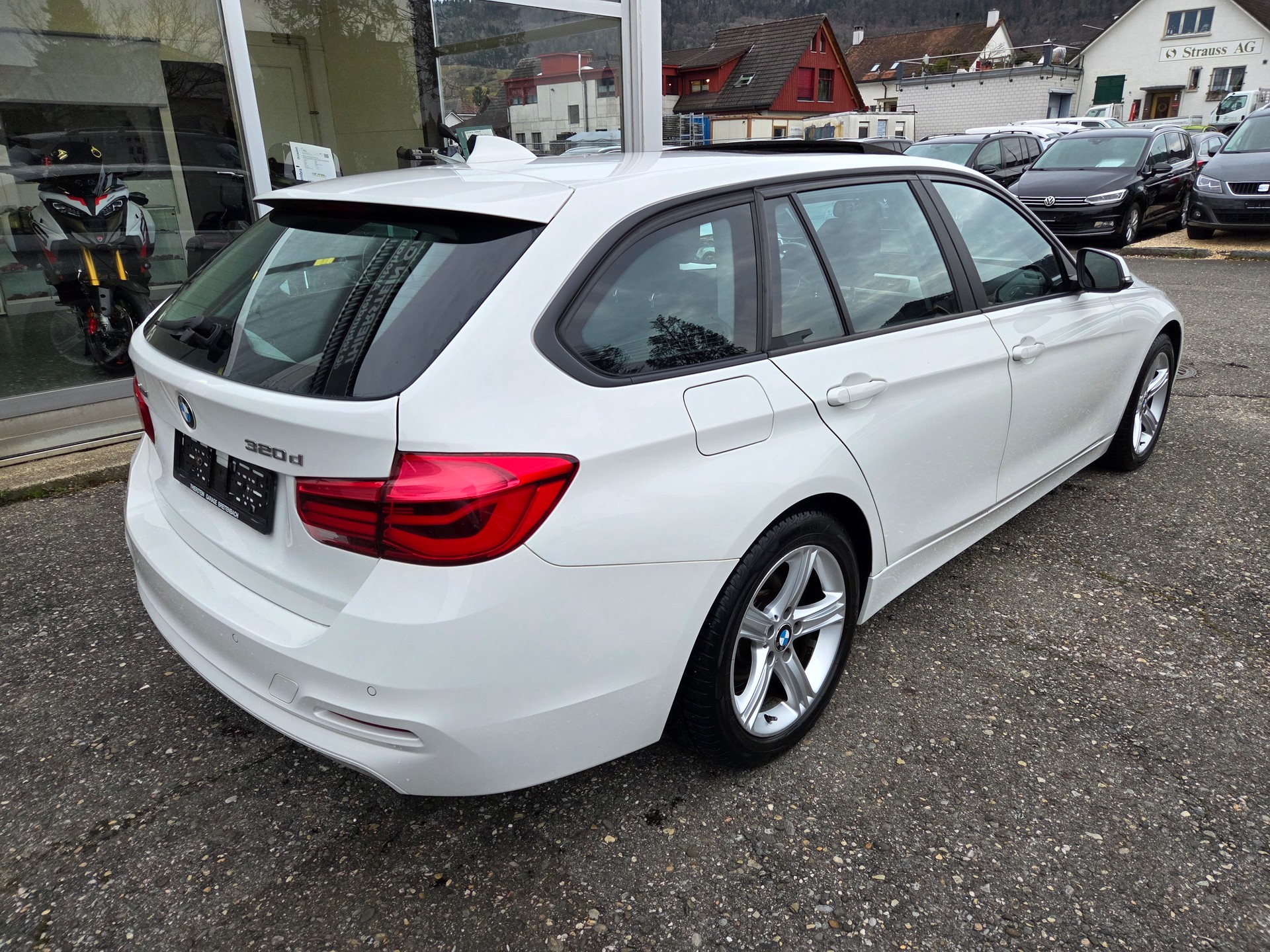 BMW 320d xDrive Touring Steptronic-image-5