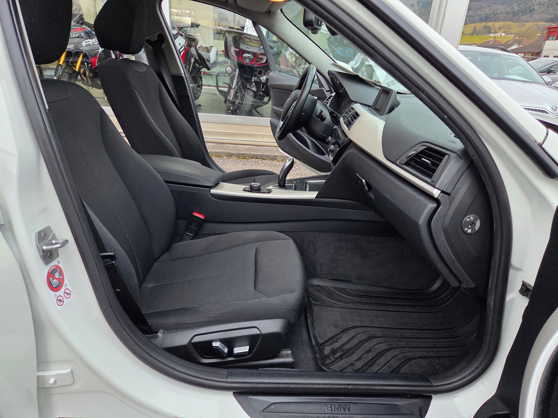 BMW 320d xDrive Touring Steptronic-image-9