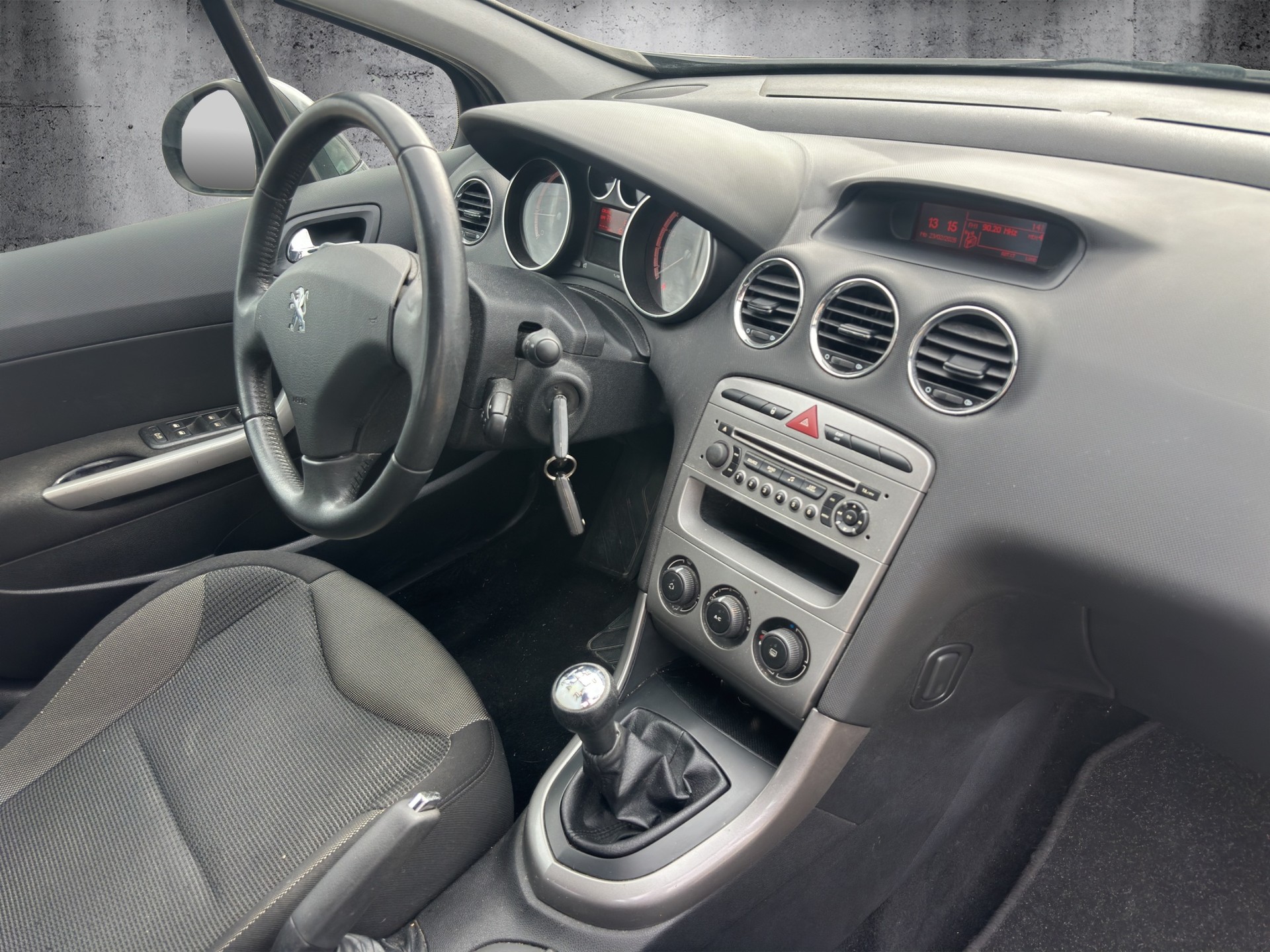 PEUGEOT 308 1.6 16V VTI Lion Edition-image-9