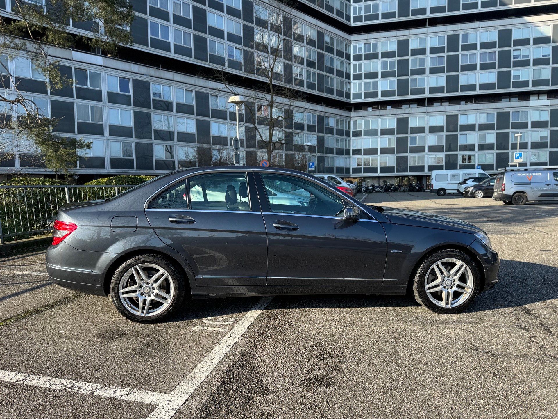 MERCEDES-BENZ C 220 CDI BlueEfficiency Automatic-image-5