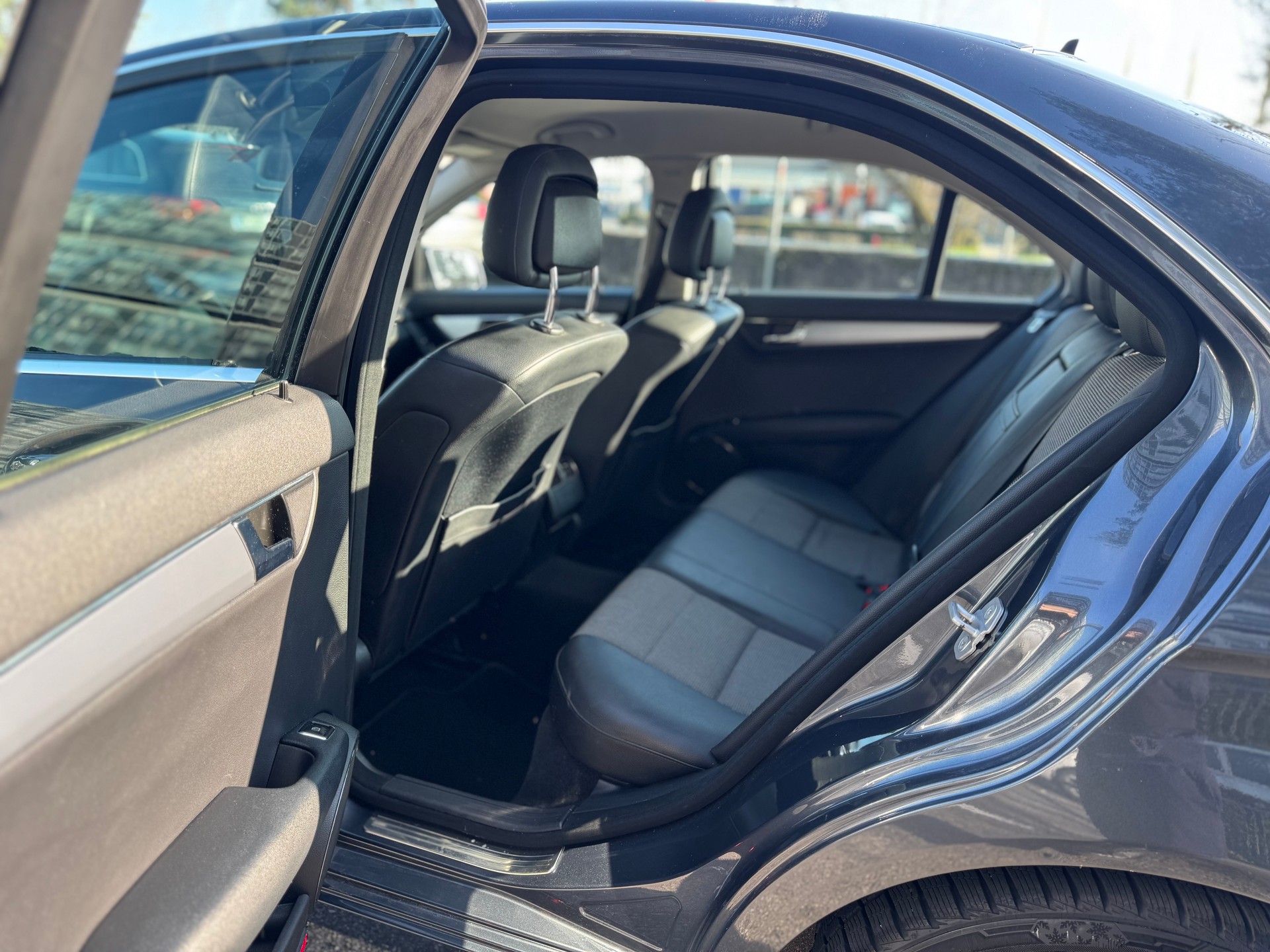 MERCEDES-BENZ C 220 CDI BlueEfficiency Automatic-image-10