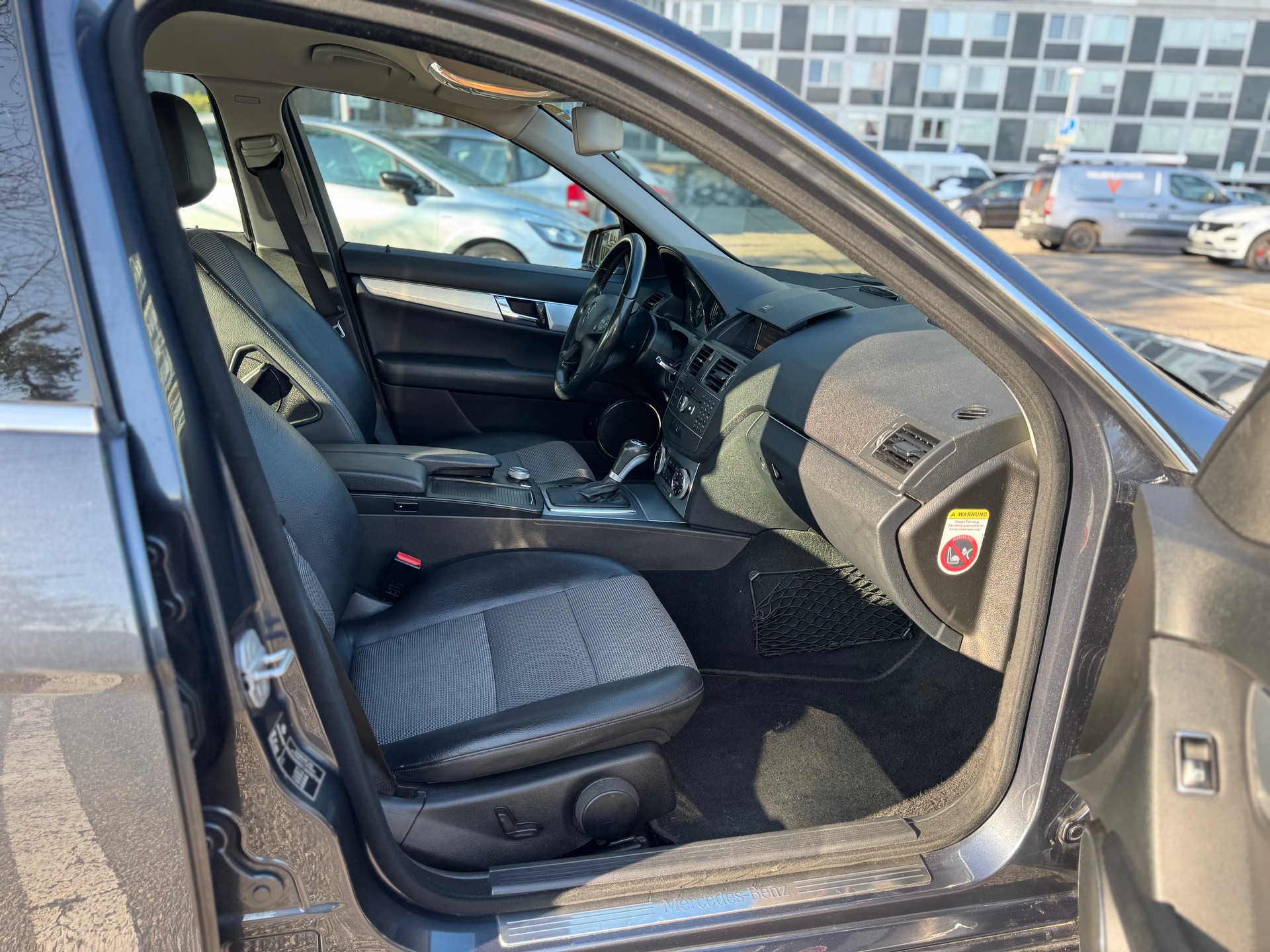 MERCEDES-BENZ C 220 CDI BlueEfficiency Automatic-image-12