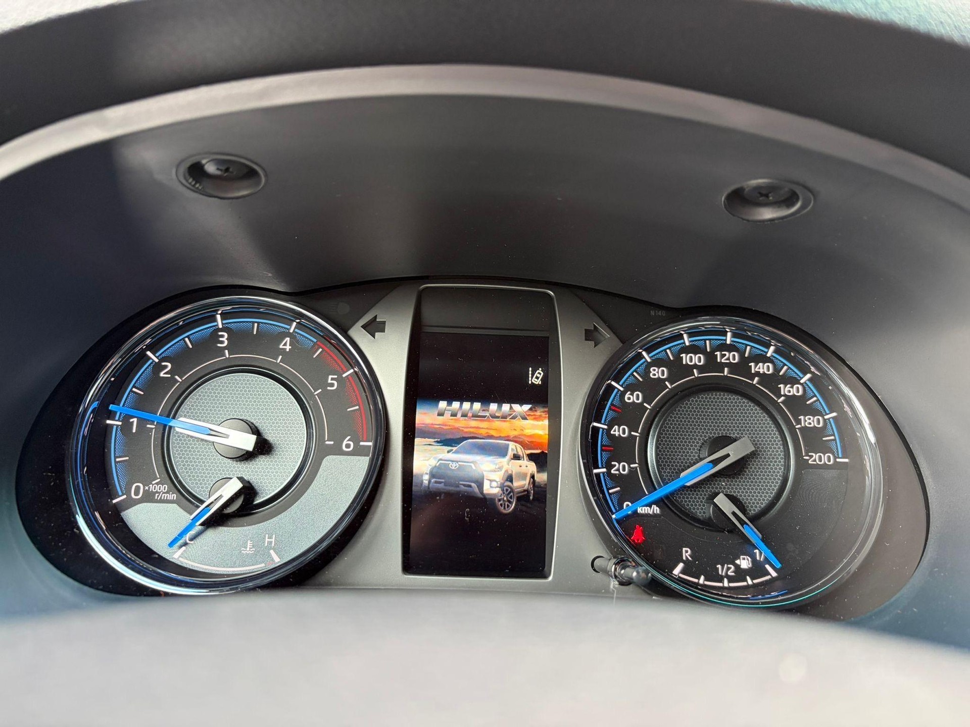 TOYOTA Hilux Double Cab.-Pick-up 2.8 D-4D 204 Invincible MHEV-image-9