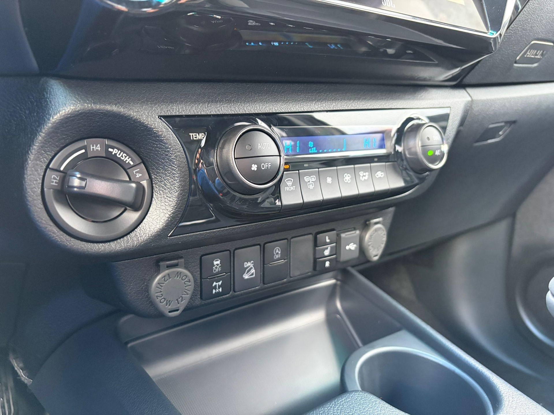 TOYOTA Hilux Double Cab.-Pick-up 2.8 D-4D 204 Invincible MHEV-image-12