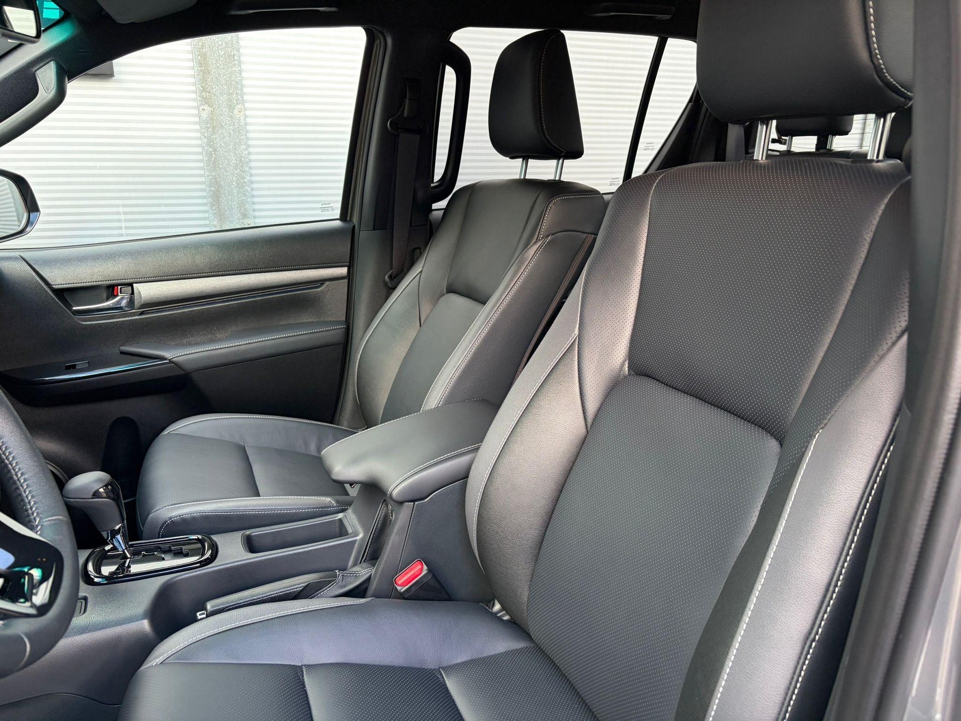 TOYOTA Hilux Double Cab.-Pick-up 2.8 D-4D 204 Invincible MHEV-image-6