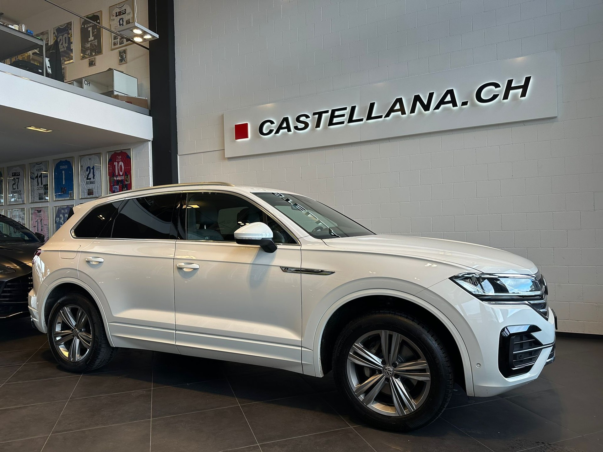 VW Touareg 3.0 TDI R Line Tiptronic-image-0