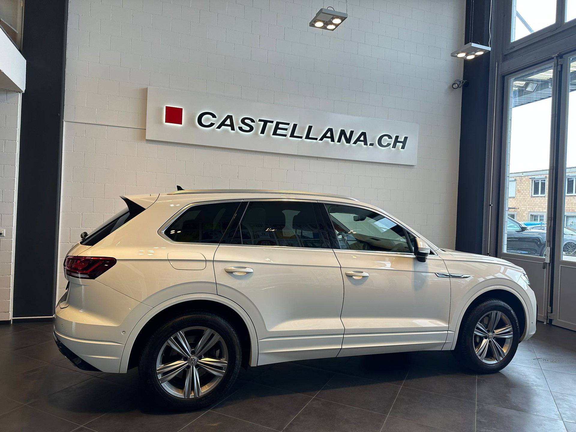 VW Touareg 3.0 TDI R Line Tiptronic-image-2