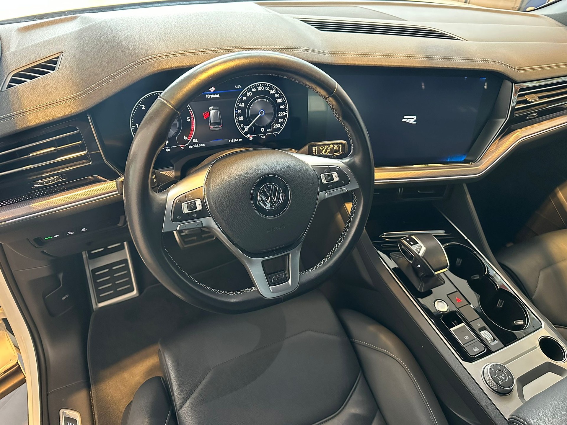 VW Touareg 3.0 TDI R Line Tiptronic-image-12